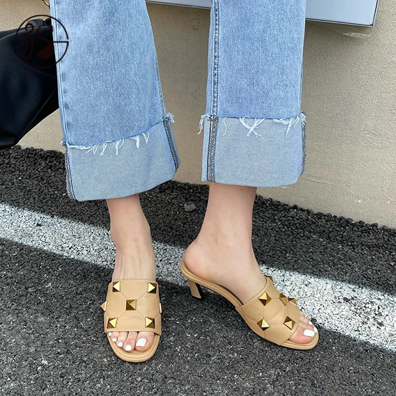 2021 new fashion rivet ladies sandals colorful casual ladies slippers and sandals soft comfort slides, Customized color
2021 new fashion rivet ladies sandals colorful casual ladies slippers and sandals soft comfort slides, Customized color