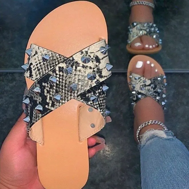 Wholesale Shoes Plus size Outdoor Slide Rivet Slippers Spike Flat Slipper Sandals for Women
Wholesale Shoes Plus size Outdoor Slide Rivet Slippers Spike Flat Slipper Sandals for Women
