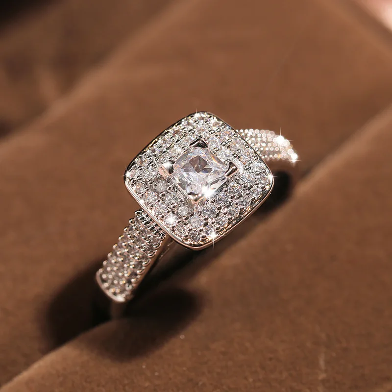 New Design Luxury Lady Bling Crystal CZ Wedding Ring Square Cubic Zircon Diamond Eternity Engagement Rings for Women
New Design Luxury Lady Bling Crystal CZ Wedding Ring Square Cubic Zircon Diamond Eternity Engagement Rings for Women