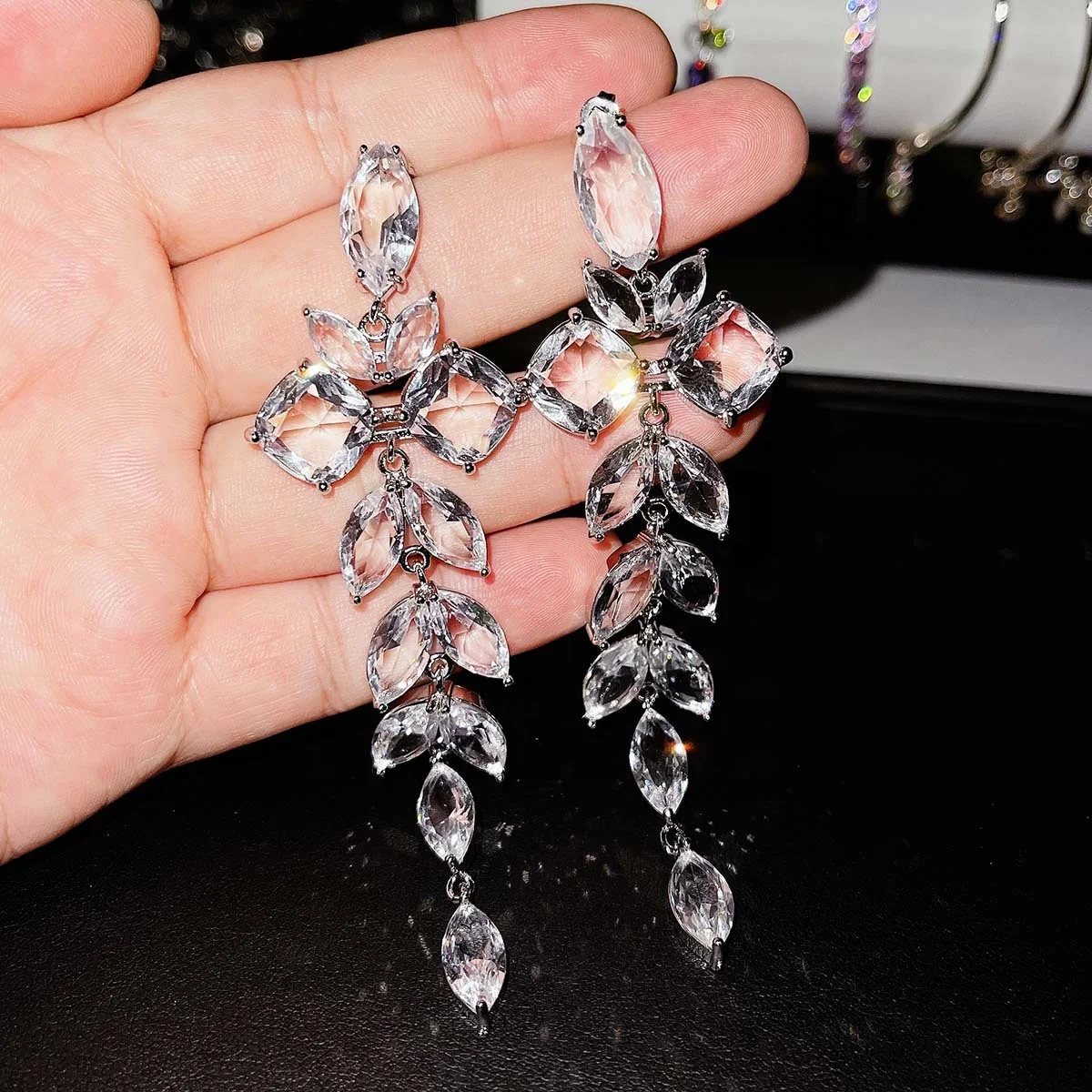 New Transparent Color Crystal Leaf Drop Earrings For Women Fashion Big Dangle Earring High Quality Wedding Jewelry, Picture shows
New Transparent Color Crystal Leaf Drop Earrings For Women Fashion Big Dangle Earring High Quality Wedding Jewelry, Picture shows