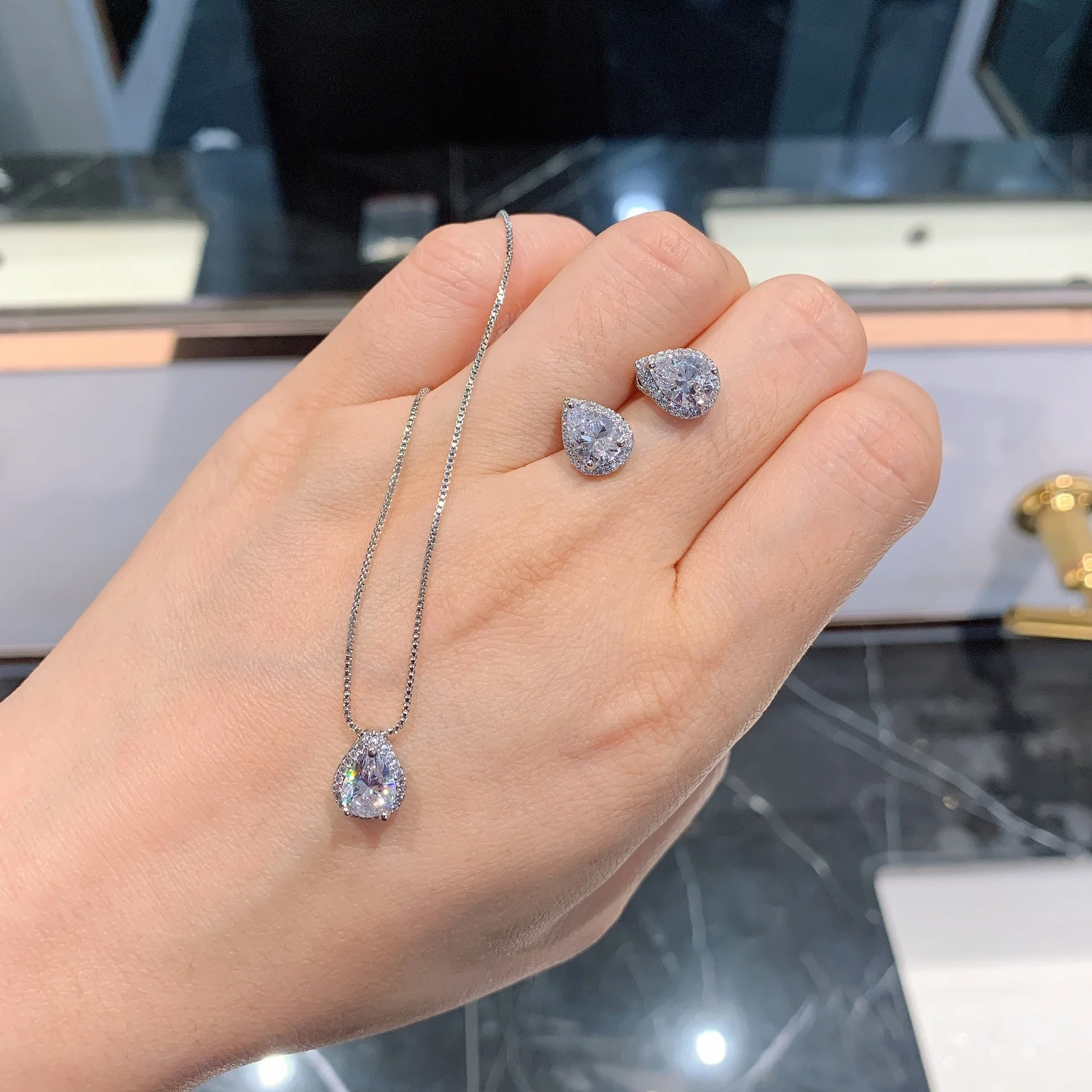 Luxury Earrings Necklace Fashion European American Shining Jewelry sets women party Accessories, Customized color
Luxury Earrings Necklace Fashion European American Shining Jewelry sets women party Accessories, Customized color