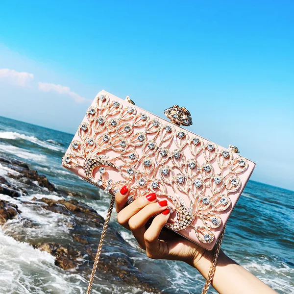 2020 New Woman Fashion Letters Tote Bag Handmade Ostrich Feather Bag Women Wholesale Cosmetic Diamond Bag
2020 New Woman Fashion Letters Tote Bag Handmade Ostrich Feather Bag Women Wholesale Cosmetic Diamond Bag