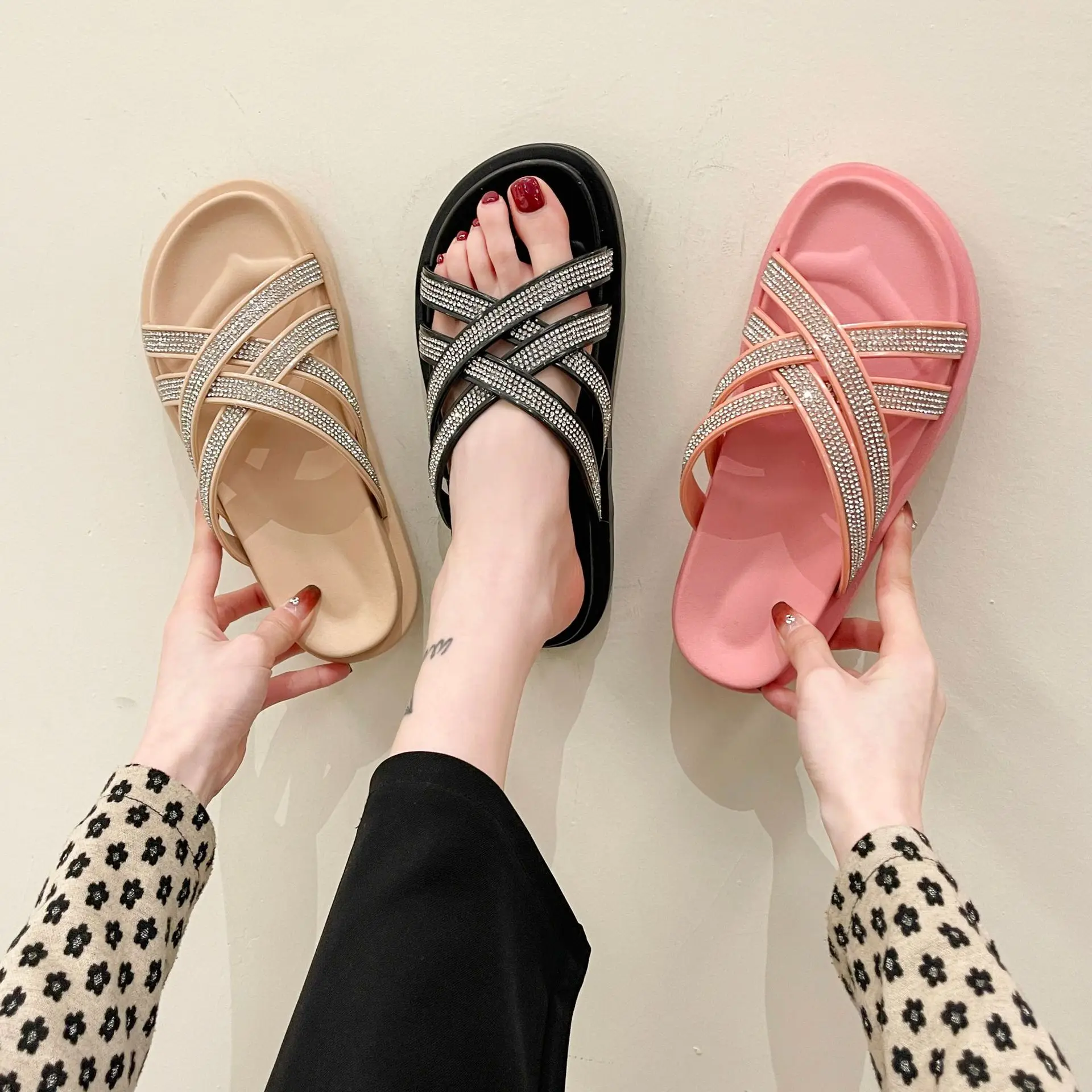 2022 SummerLadies Shoes Flat Casual Fashion Slipper Leather Women Beach Sandals Outdoor Casual One Thong Slipper
2022 SummerLadies Shoes Flat Casual Fashion Slipper Leather Women Beach Sandals Outdoor Casual One Thong Slipper