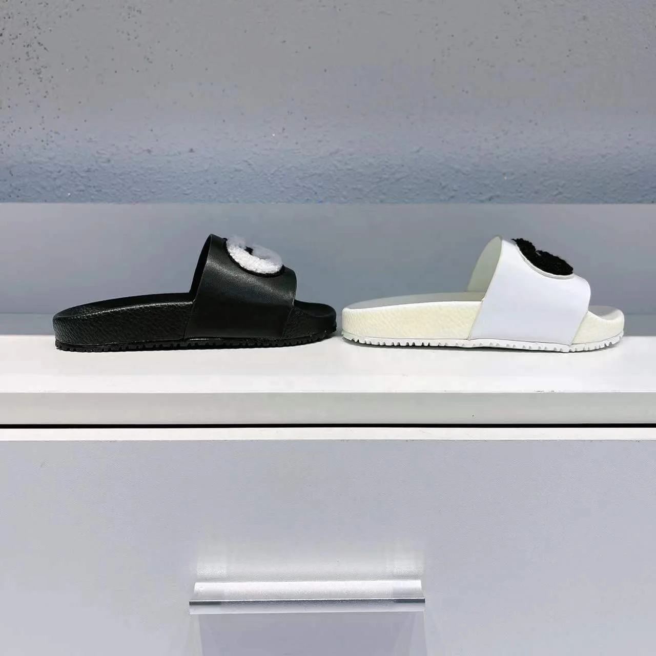 High-end children's sandals and slippers 2022 summer boys and girls Europe and the United States wear bathroom slippers
High-end children's sandals and slippers 2022 summer boys and girls Europe and the United States wear bathroom slippers