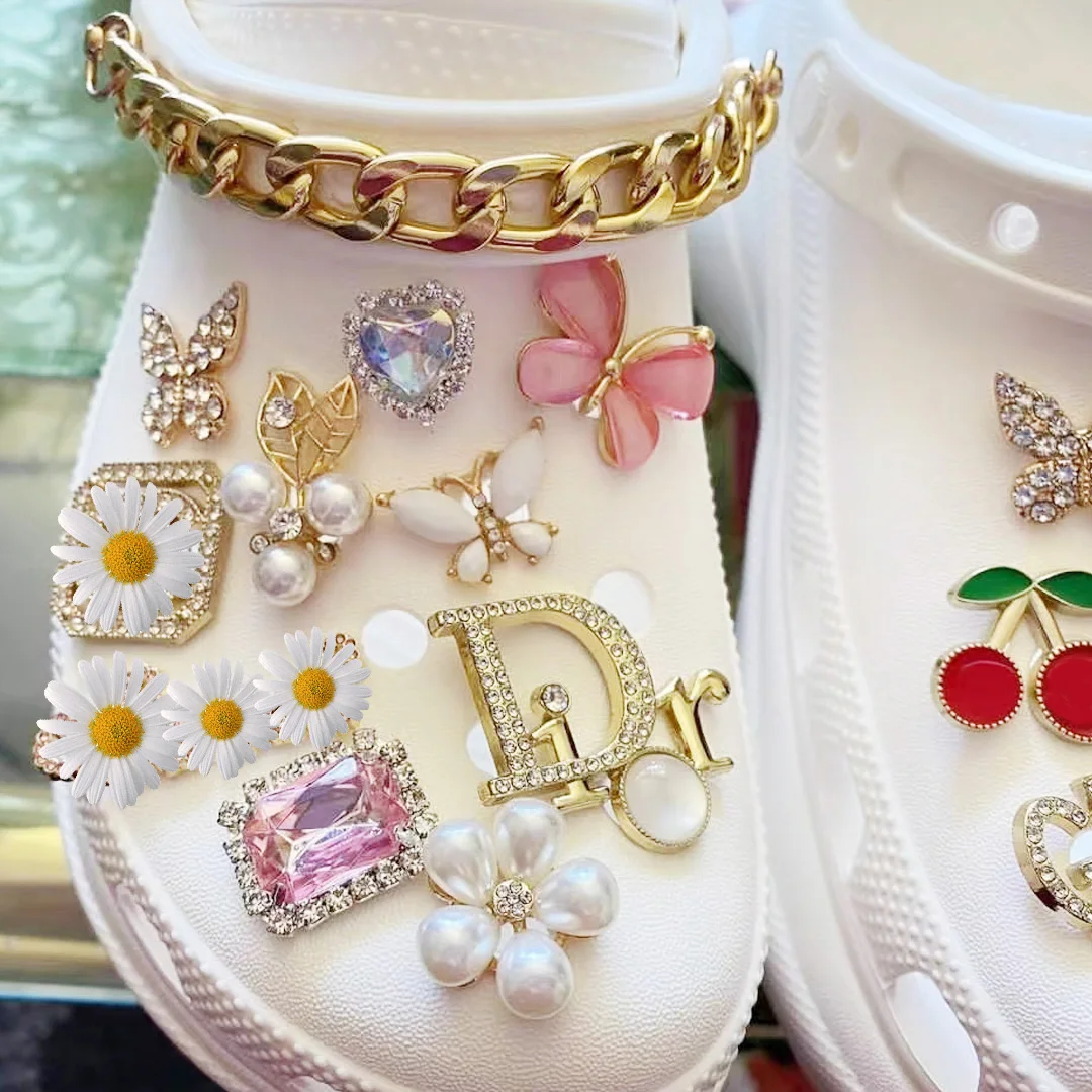 2022 New Design diamond chains and pearls bling Girl Gift corc Decoration luxury shoes croc charms luxury metal
2022 New Design diamond chains and pearls bling Girl Gift corc Decoration luxury shoes croc charms luxury metal