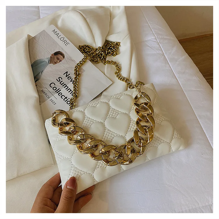 2021 new heart-shaped chain portable small square designer bag ladies elegant shoulder crossbody phone handbag for women
2021 new heart-shaped chain portable small square designer bag ladies elegant shoulder crossbody phone handbag for women