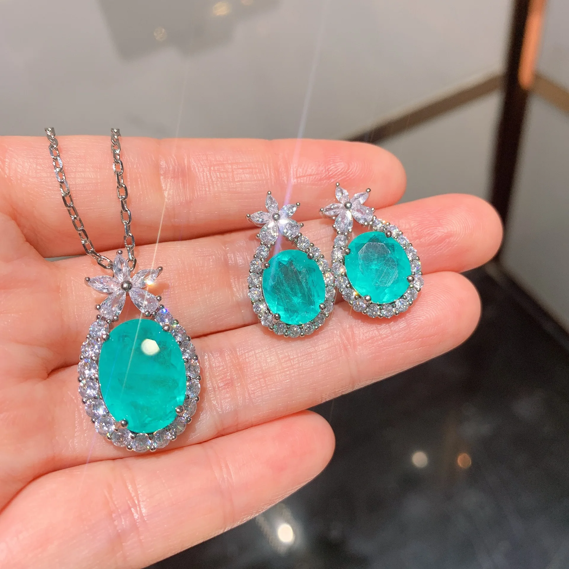 The hot selling realistic Paraiba Neon Green Jewelry Set Earrings Main Stone 10*12 Pendant 12*16 channel statement earrings
The hot selling realistic Paraiba Neon Green Jewelry Set Earrings Main Stone 10*12 Pendant 12*16 channel statement earrings