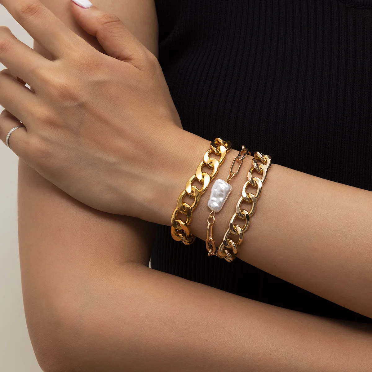 Ins Fashion 3pcs Set Gold Silver Cuban Chain Bracelet Curb Link Chain Irregular Pearl Bracelet Set For Women 
Ins Fashion 3pcs Set Gold Silver Cuban Chain Bracelet Curb Link Chain Irregular Pearl Bracelet Set For Women