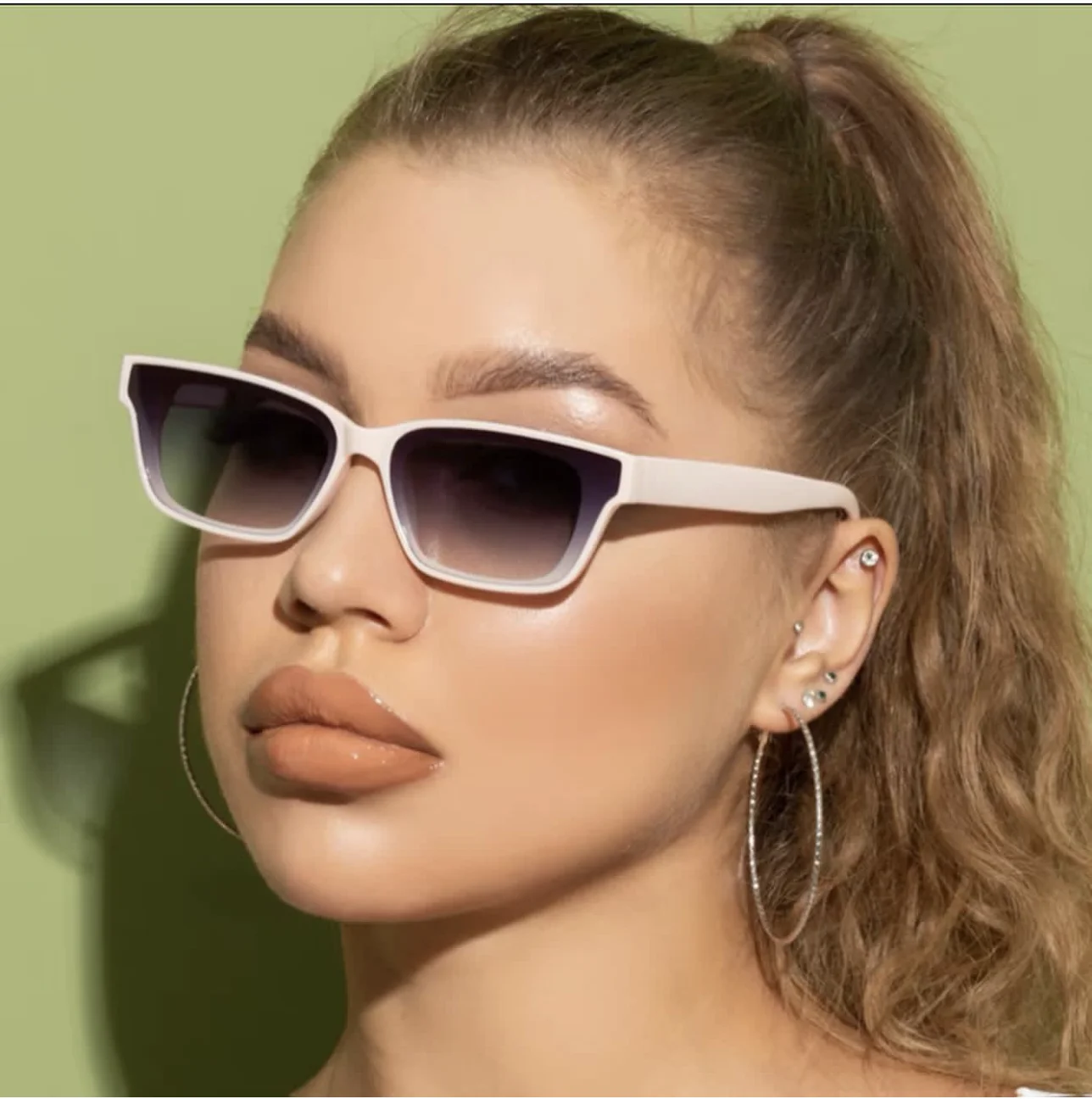 European and American high-grade sunglasses retro sunglasses fashion trend personality glasses straight supply
European and American high-grade sunglasses retro sunglasses fashion trend personality glasses straight supply