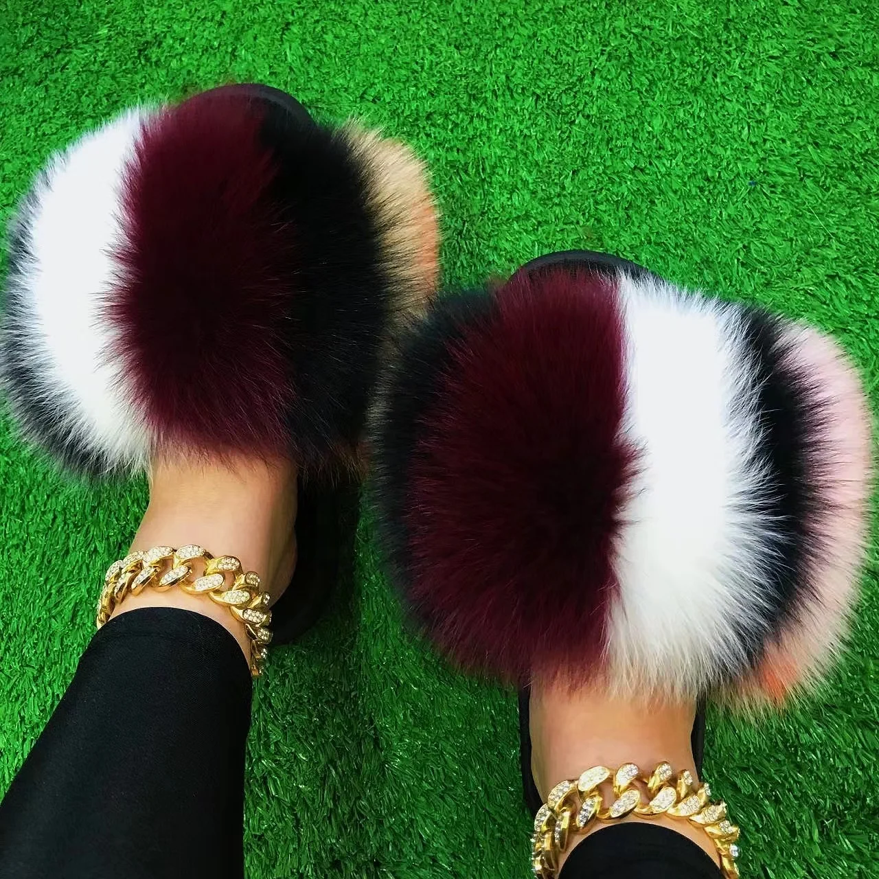 Wholesale women fur slippers fox fur slides luxury raccoon fur slides, Color matching or can be customized according to requirements
Wholesale women fur slippers fox fur slides luxury raccoon fur slides, Color matching or can be customized according to requirements