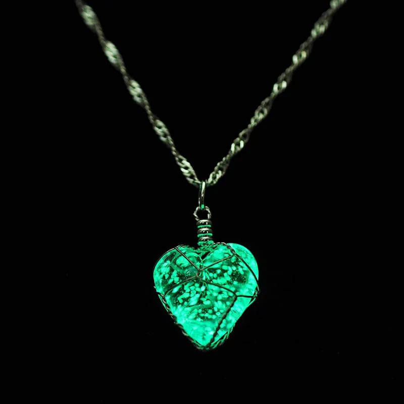 European Fashion Simple Green Blue Fluorescent Luminous Crystal Heart Clavicle Pendant Necklace For Best Friends
European Fashion Simple Green Blue Fluorescent Luminous Crystal Heart Clavicle Pendant Necklace For Best Friends