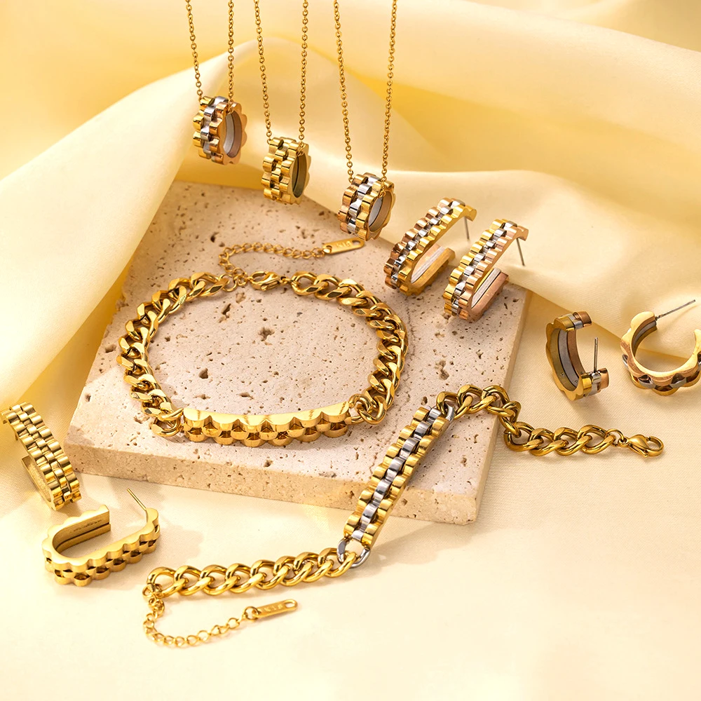 Minimalist Women Stainless Steel 18k Gold Gear Pendant Necklace Bracelet And Huggie Hoop Earrings Jewelry Set For Gift
Minimalist Women Stainless Steel 18k Gold Gear Pendant Necklace Bracelet And Huggie Hoop Earrings Jewelry Set For Gift