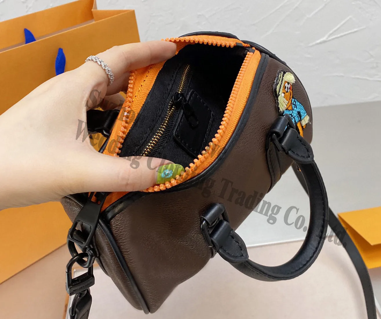 2021 New Genuine Leather Unisex Women Men Pillow Shoulder Bag young Ladies Round Cross body hand bags for girl
2021 New Genuine Leather Unisex Women Men Pillow Shoulder Bag young Ladies Round Cross body hand bags for girl