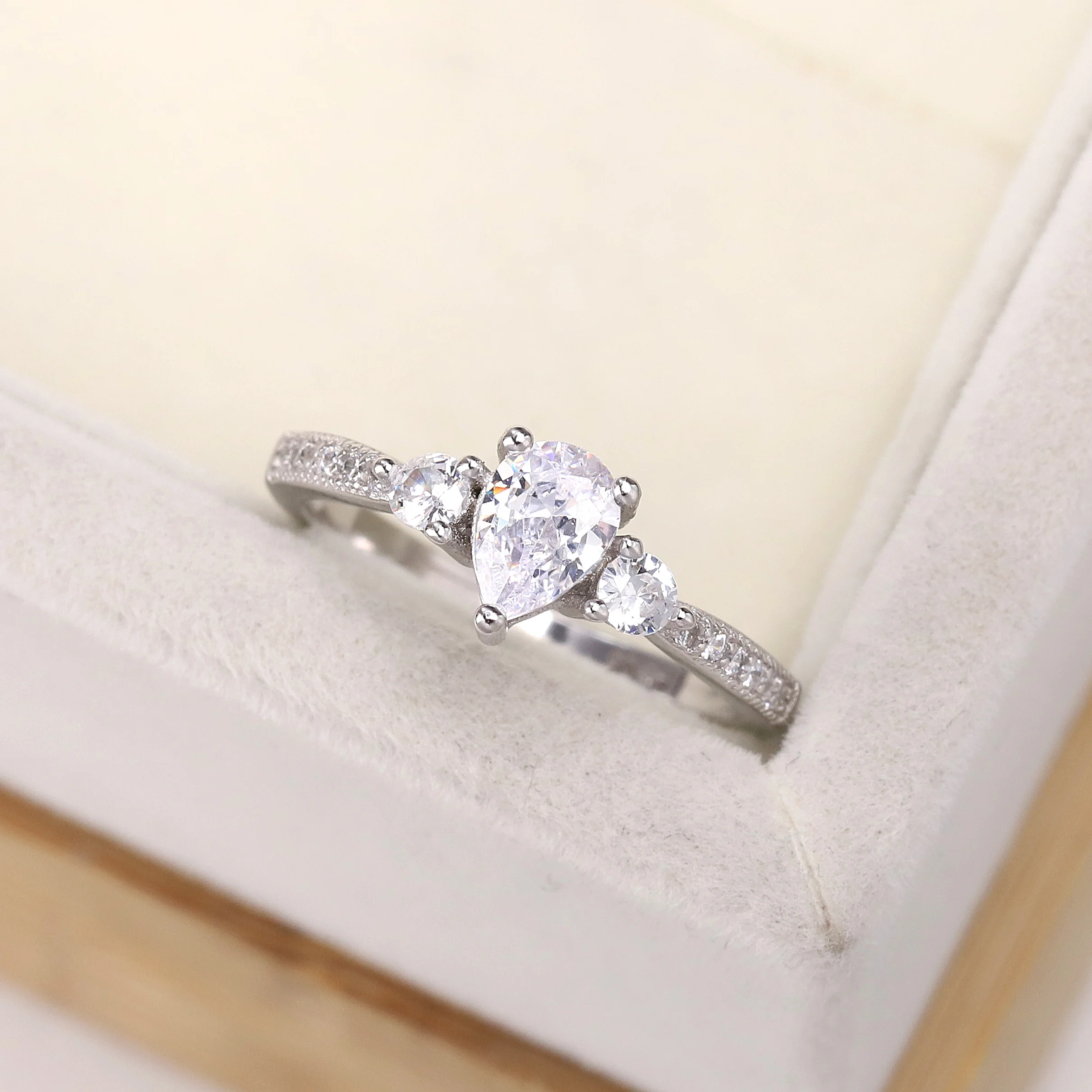 Popular European and American S925 silver wedding ring water drop zircon crystal jewelry women's luxury gift
Popular European and American S925 silver wedding ring water drop zircon crystal jewelry women's luxury gift