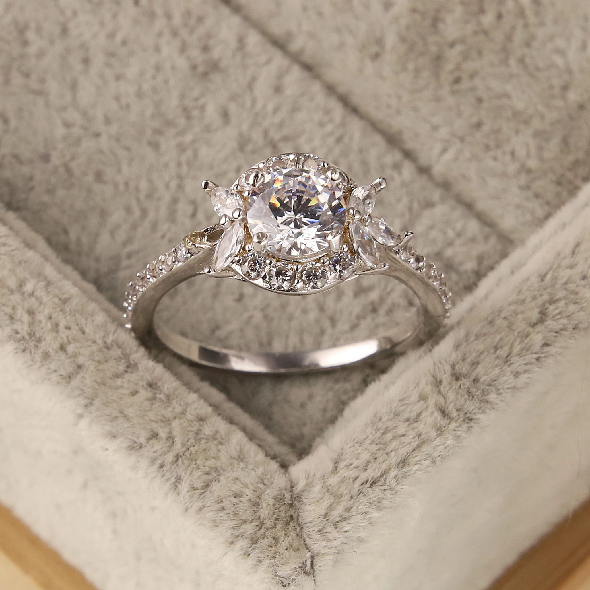 Best-selling Europe and the United States fashion 925 sterling silver ring petals white zircon round ms crystal jewelry gifts
Best-selling Europe and the United States fashion 925 sterling silver ring petals white zircon round ms crystal jewelry gifts