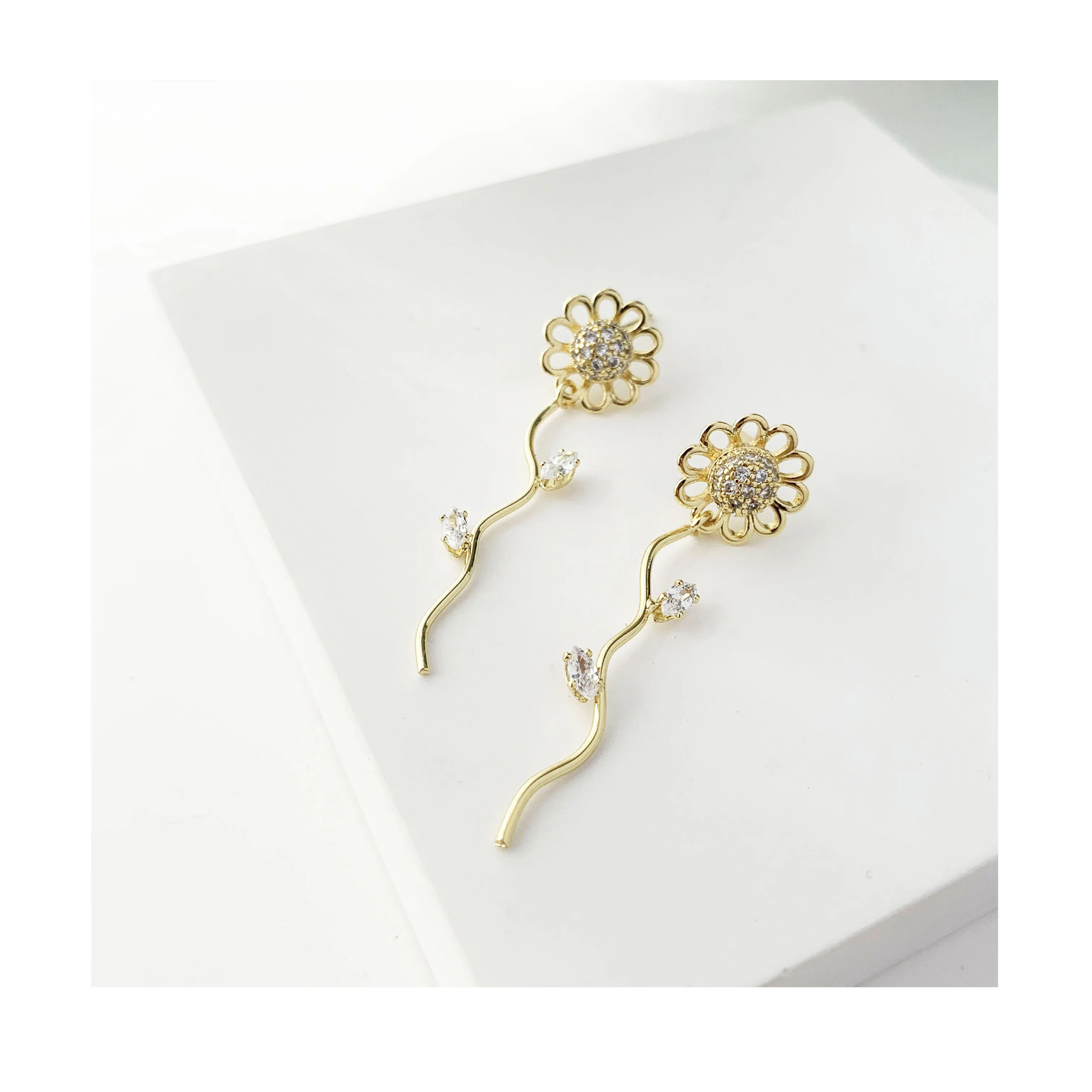 EICO 2021 personalized flower shape vintage retro niches cz stud flower earrings women 2020
EICO 2021 personalized flower shape vintage retro niches cz stud flower earrings women 2020