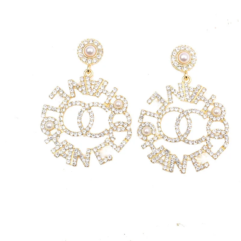 C&J 2 Colors Exquisite 18K Gold Plated Hollow Geometric Bling Rhinestone Letter CC Earrings With Pearl
C&J 2 Colors Exquisite 18K Gold Plated Hollow Geometric Bling Rhinestone Letter CC Earrings With Pearl