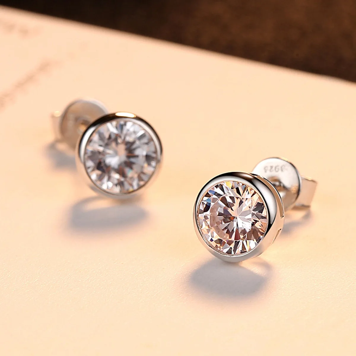 925 Silver Color Diamond Earring Women Mujer Oreja White Gemstone Topaz Jewelry Garnet Stud earring for women Orecchini kolczyki
925 Silver Color Diamond Earring Women Mujer Oreja White Gemstone Topaz Jewelry Garnet Stud earring for women Orecchini kolczyki