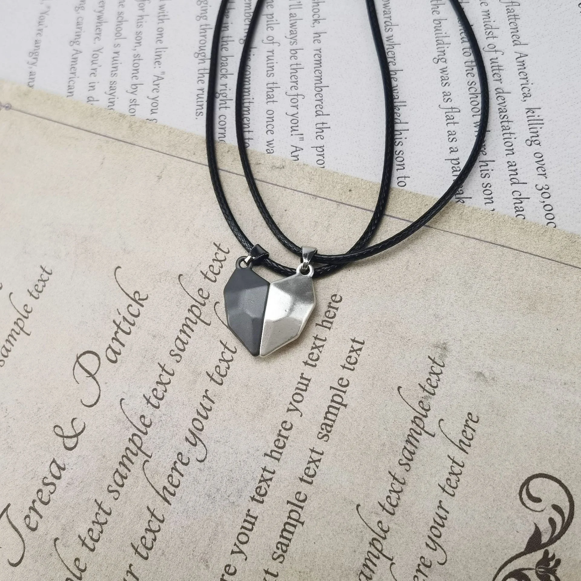 2021 Hot Sale Stainless Steel Heart Shaped Stone Necklace Magnetic Leather Linked Chain Couple Lover Jewelry Gift Trendy
2021 Hot Sale Stainless Steel Heart Shaped Stone Necklace Magnetic Leather Linked Chain Couple Lover Jewelry Gift Trendy