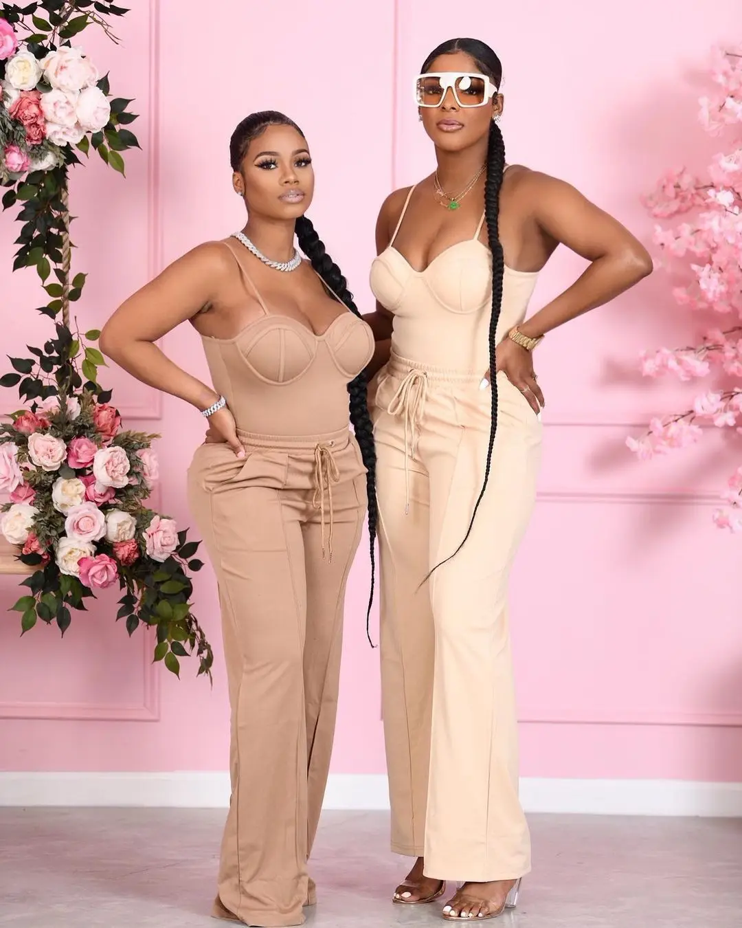 LvCong Hot sell solid sexy outfits 2022 casual women sleeveless crop tops tank top drawstring long wide leg pants suit
LvCong Hot sell solid sexy outfits 2022 casual women sleeveless crop tops tank top drawstring long wide leg pants suit