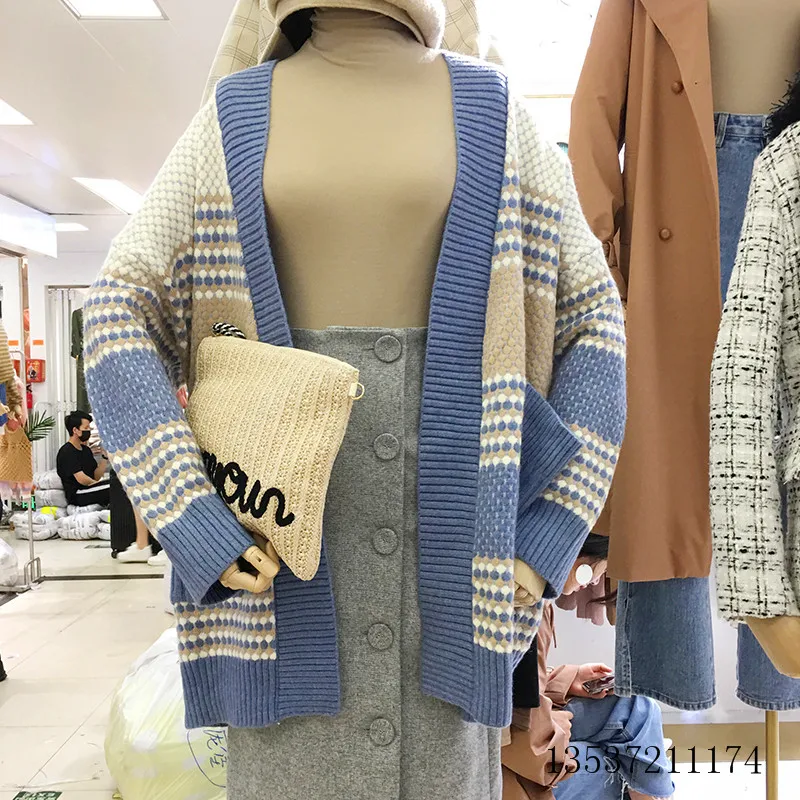 Cross-border women's clothing 2022 European and American autumn and winter new sweater loose lantern sleeve V neck cardigan
Cross-border women's clothing 2022 European and American autumn and winter new sweater loose lantern sleeve V neck cardigan