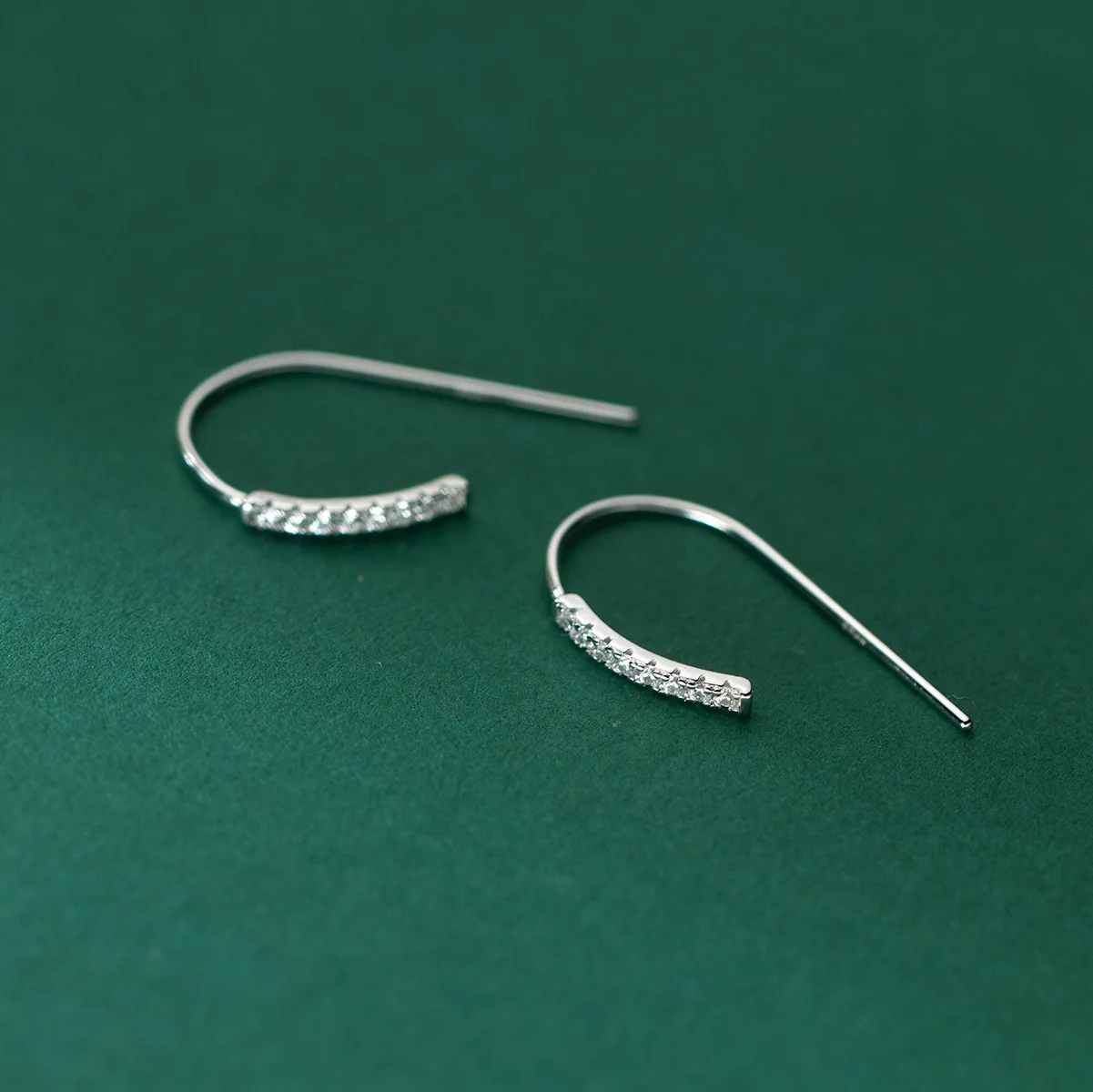 Fashion Creative Micro Pave Zircon Line Earrings Exquisite Minimalist 925 Sterling Silver CZ Stud Earrings for Gifts
Fashion Creative Micro Pave Zircon Line Earrings Exquisite Minimalist 925 Sterling Silver CZ Stud Earrings for Gifts