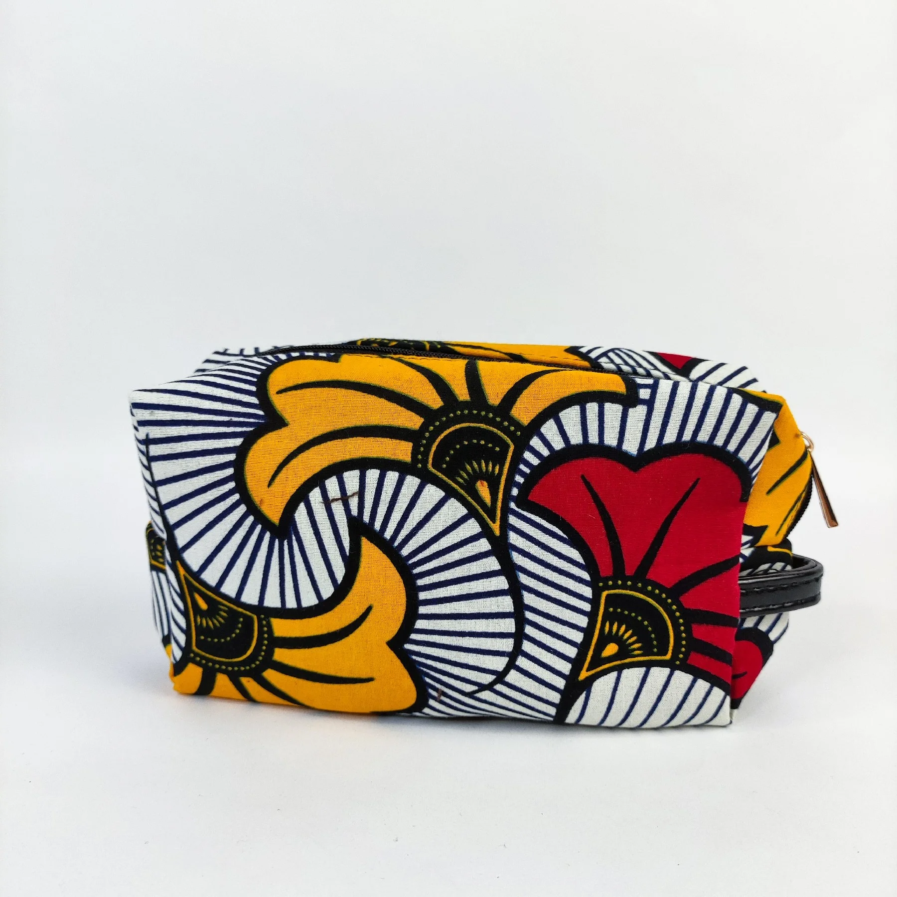 2021 African accessories women makeup bags African Ankara wax cotton print makeup tools storage bags for women
2021 African accessories women makeup bags African Ankara wax cotton print makeup tools storage bags for women
