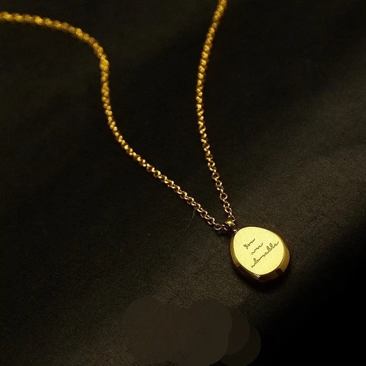 Top Quality Titanium Steel Women Girls Oval Letter Pendant Necklace Gold Color Charm Not Easy to Fade Jewelry Gift 
Top Quality Titanium Steel Women Girls Oval Letter Pendant Necklace Gold Color Charm Not Easy to Fade Jewelry Gift