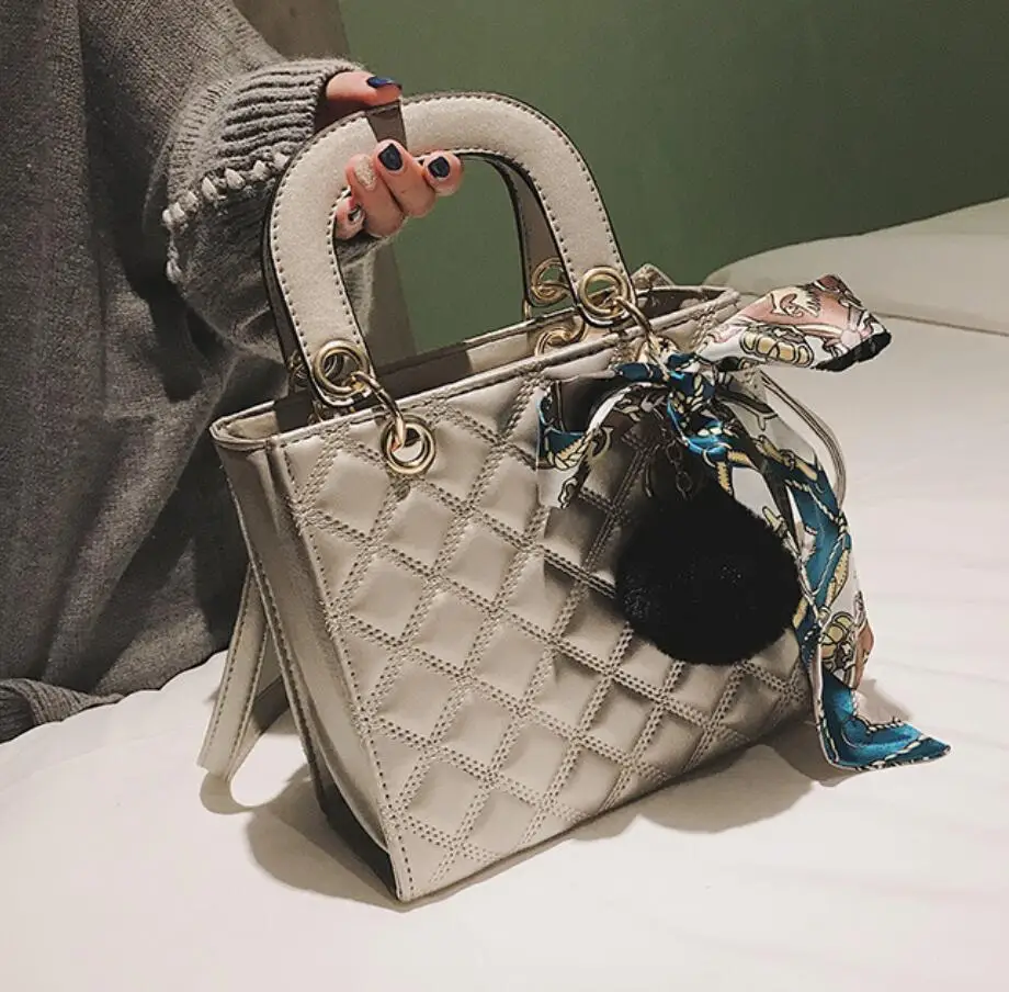 European Female tote bag with scarf 2021 Quality PU Leather Women's Designer Handbag Ribbon Hair ball Shoulder Messenger bags
European Female tote bag with scarf 2021 Quality PU Leather Women's Designer Handbag Ribbon Hair ball Shoulder Messenger bags