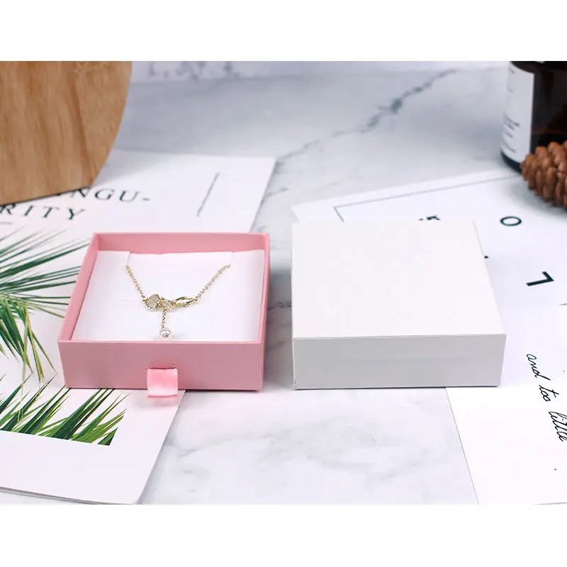 Customized White Color PaperJewelry Gift Packaging Box Velvet Pendant Travel Case with Ribbon
Customized White Color PaperJewelry Gift Packaging Box Velvet Pendant Travel Case with Ribbon