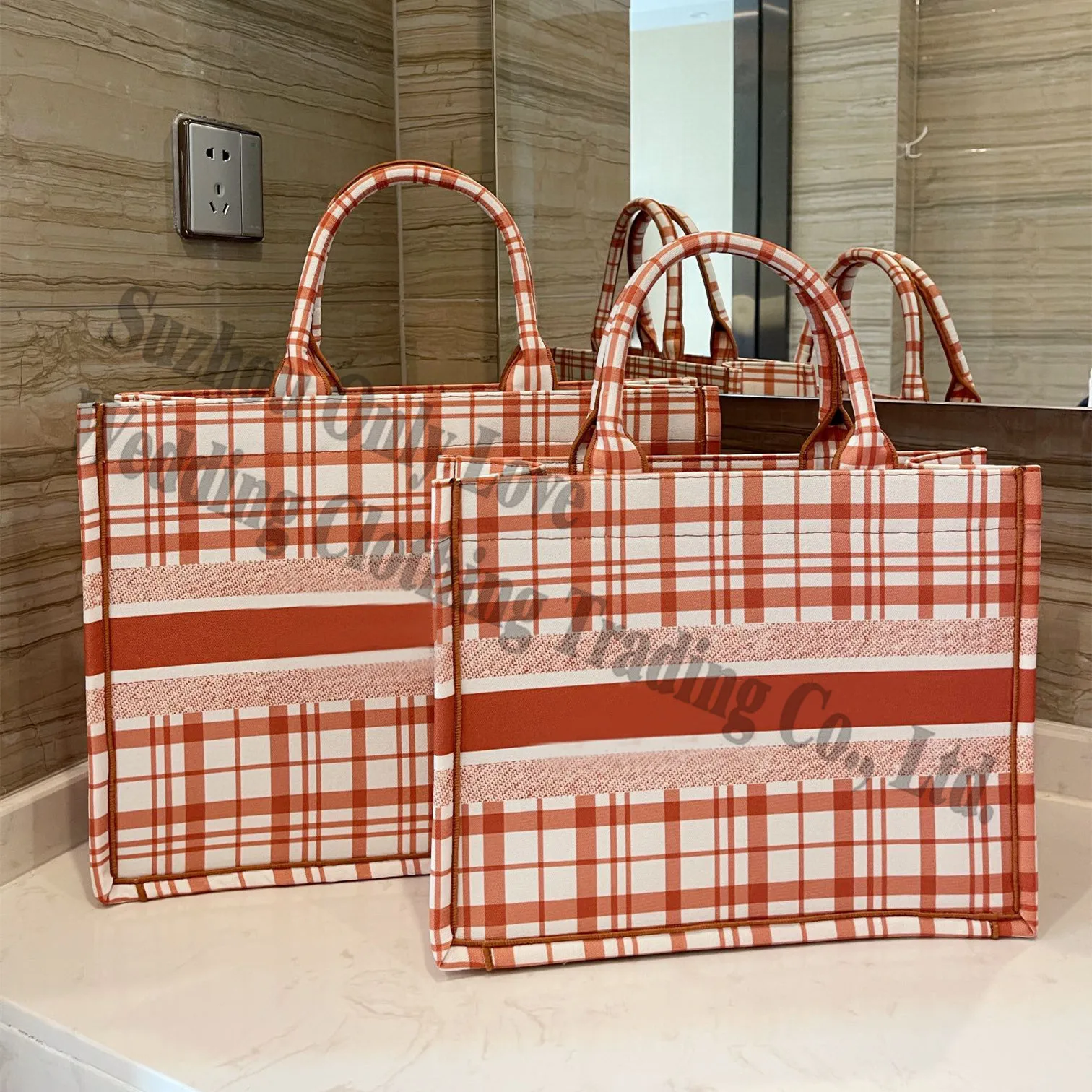 Luxury designed brand women grid large capacity tote bag lady big size canvas handbags
Luxury designed brand women grid large capacity tote bag lady big size canvas handbags