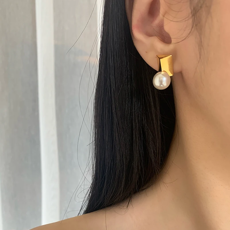 Mixed White Round Pearl Earrings Stereo Triangle Geometric Earrings for Women Elegant Minimalist Stud Earrings Hot Accessories, Gold
Mixed White Round Pearl Earrings Stereo Triangle Geometric Earrings for Women Elegant Minimalist Stud Earrings Hot Accessories, Gold
