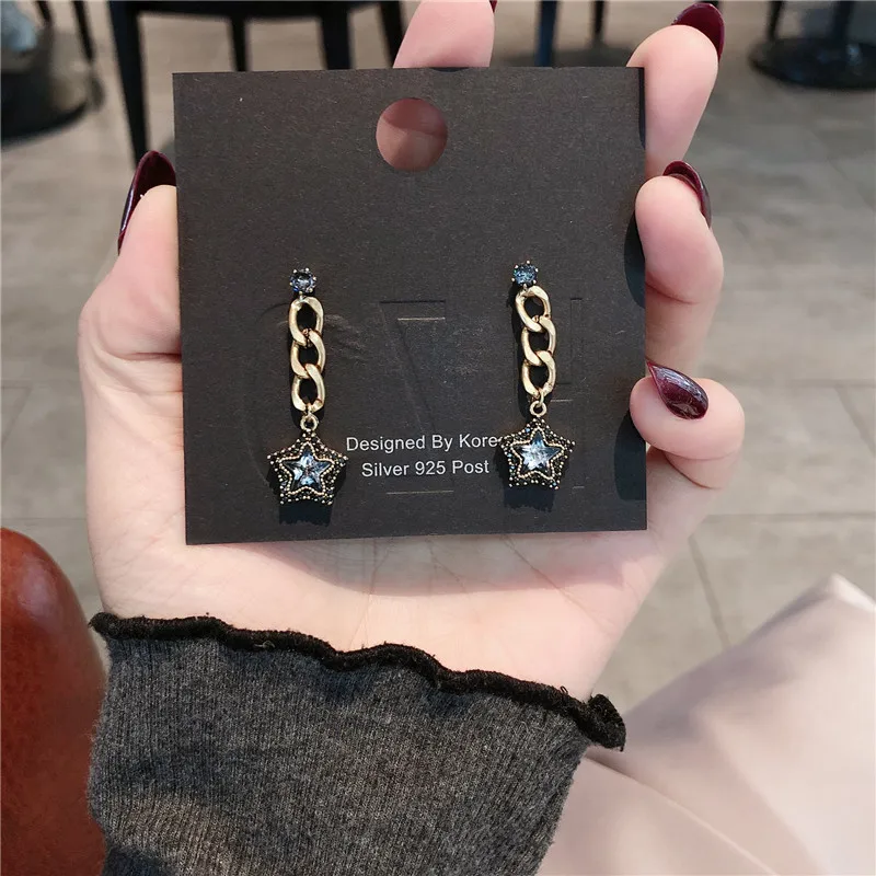 Manufacturers wholesale vintage gold micro-zircon five-pointed star chain small and medium-sized earrings Women earrings
Manufacturers wholesale vintage gold micro-zircon five-pointed star chain small and medium-sized earrings Women earrings