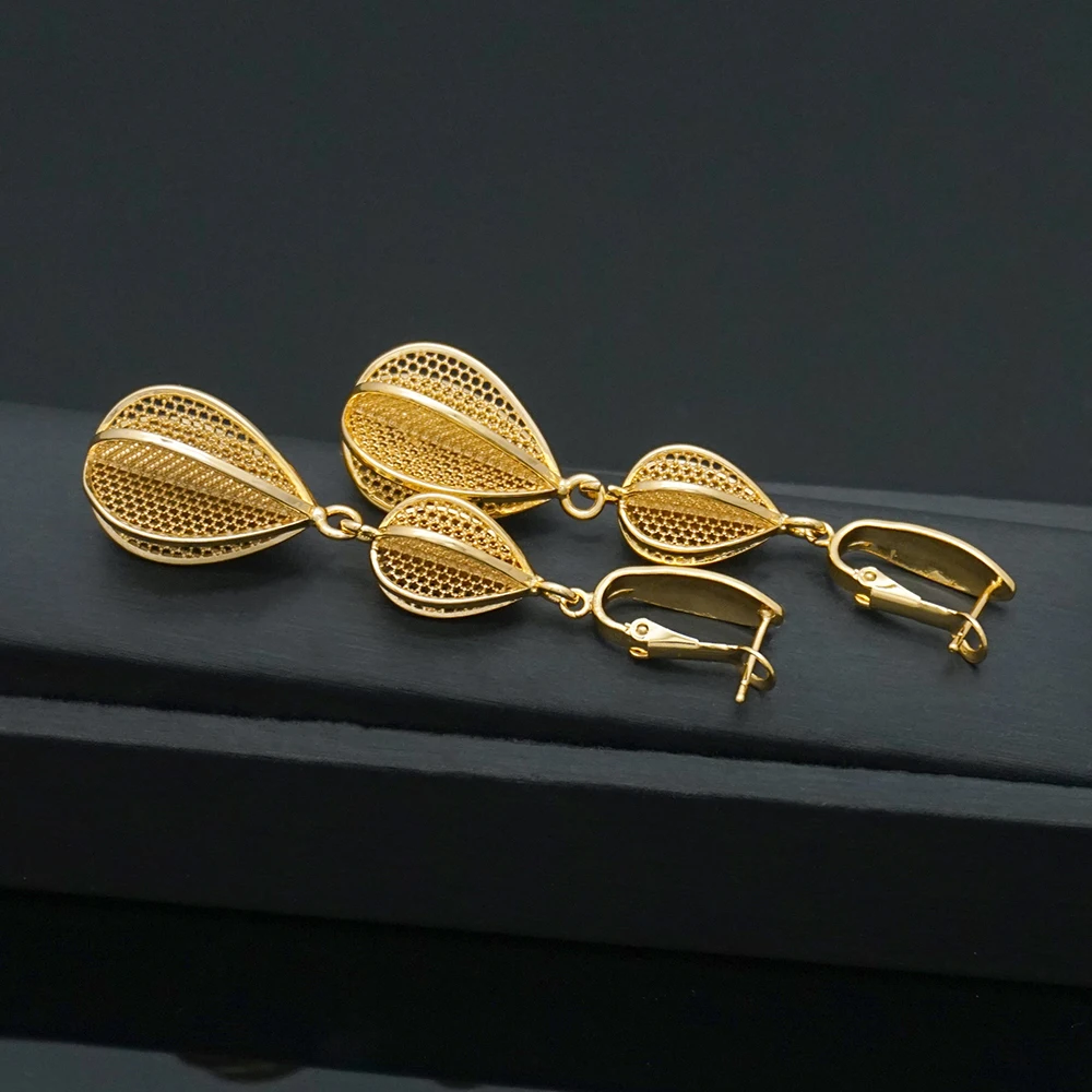 2020 new design very beautiful gold jewelry earring set in good quality E394 
2020 new design very beautiful gold jewelry earring set in good quality E394