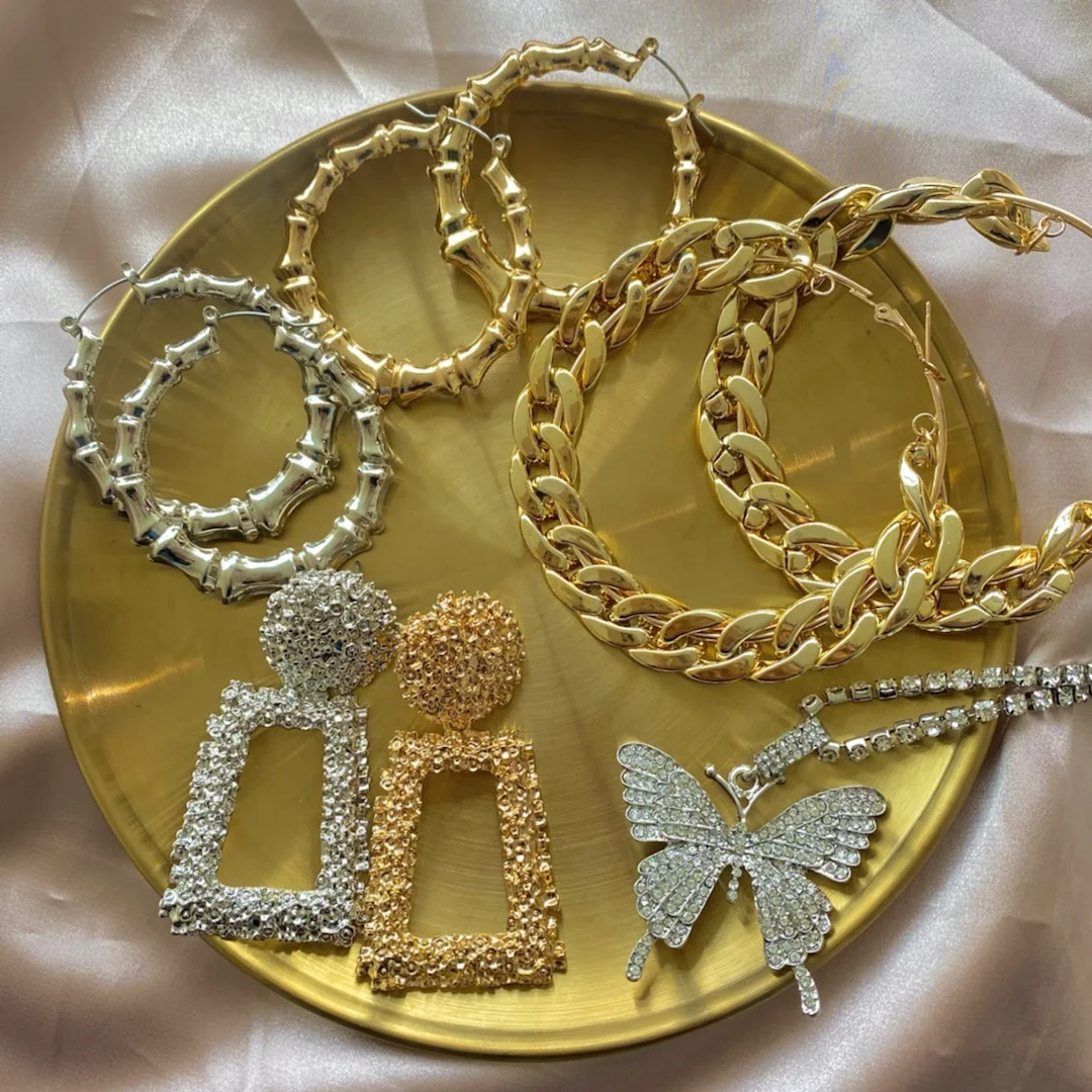 Dylam Trendy Factory Price Party Alloy Gold Plated Earrings Exaggerated Big Earrings Hot Sale African Earrings
Dylam Trendy Factory Price Party Alloy Gold Plated Earrings Exaggerated Big Earrings Hot Sale African Earrings
