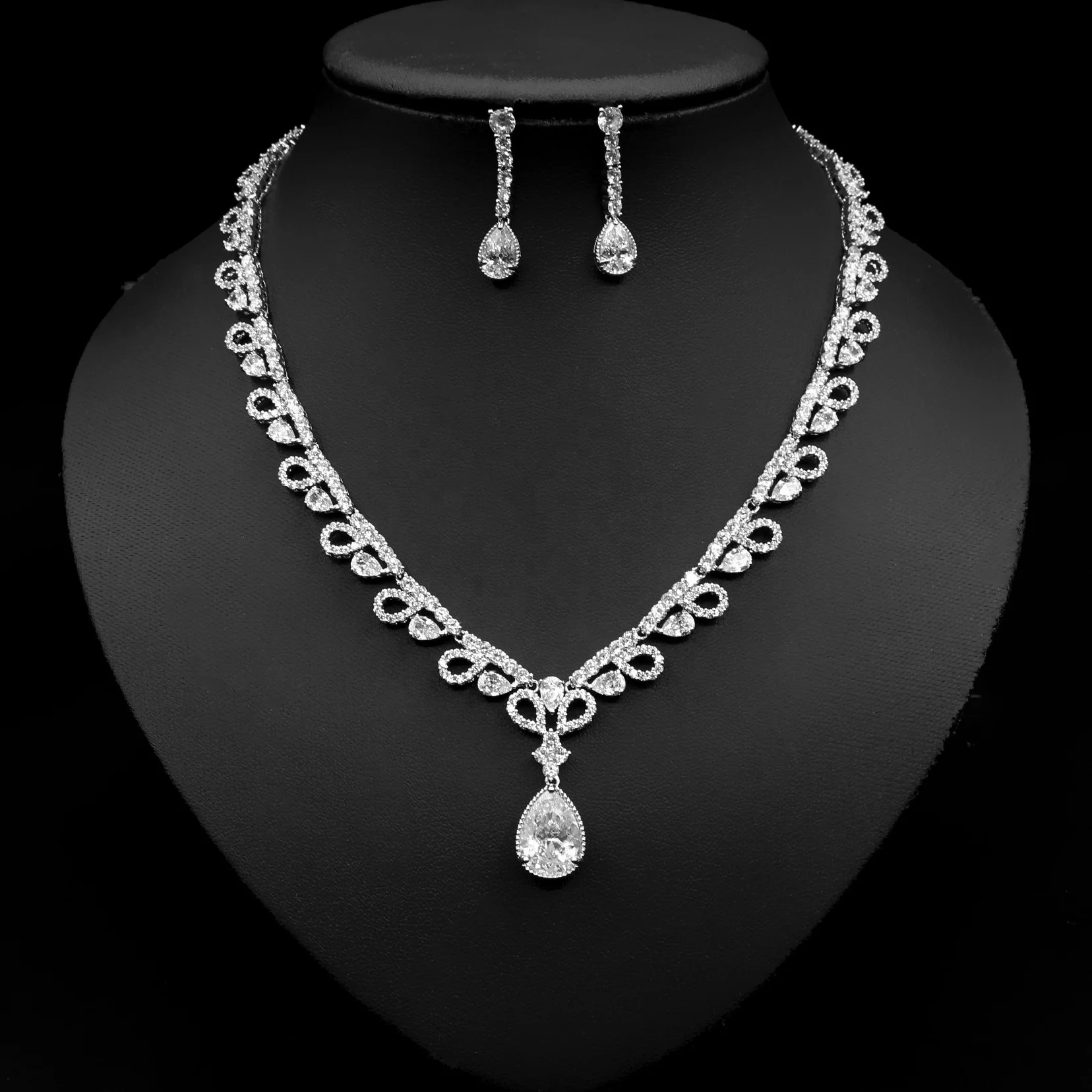925 silver wedding jewelry sets Korean minimalist crystal zircon geometric drop stud earrings pendant choker necklace set
925 silver wedding jewelry sets Korean minimalist crystal zircon geometric drop stud earrings pendant choker necklace set