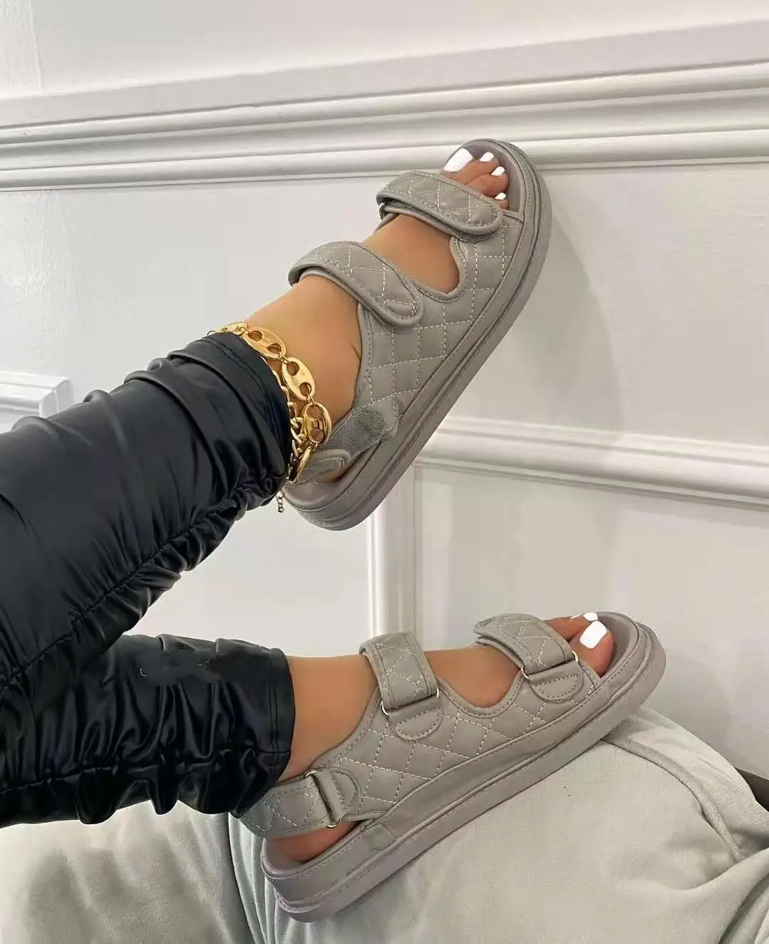 2021 Ins Hot Sale Hook Loop Summer casual women Beach Sandals Best Quality slipper shoes
2021 Ins Hot Sale Hook Loop Summer casual women Beach Sandals Best Quality slipper shoes