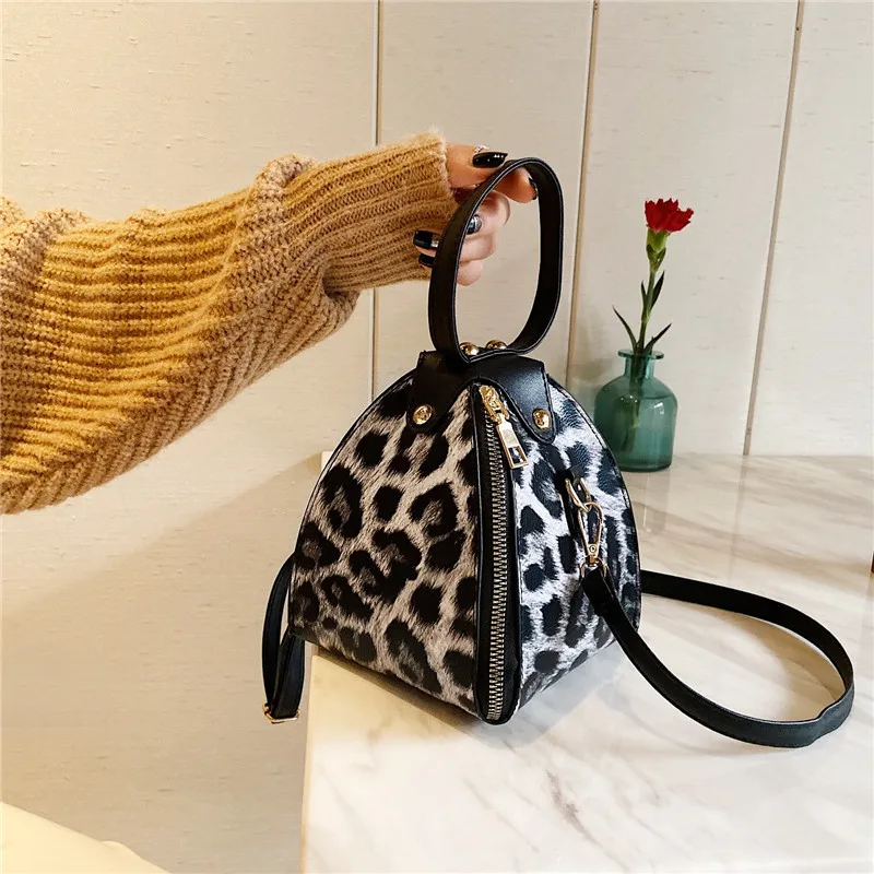 Ins fashion leopard print triangle bag 2020 new portable women's bag trend women's shoulder Messenger mini bag, 3 colors
Ins fashion leopard print triangle bag 2020 new portable women's bag trend women's shoulder Messenger mini bag, 3 colors