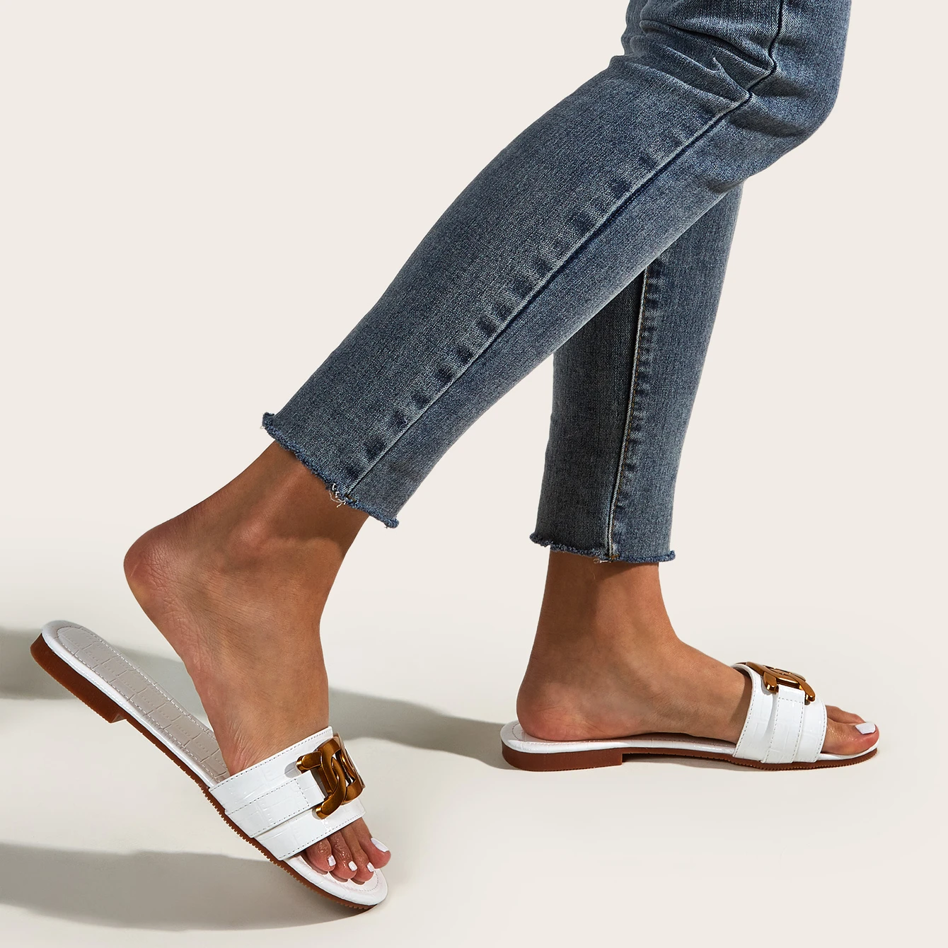 2021 summer new simple flat bottomed round head fashionable versatile women's sandals stone grain Korean shoes beach shoes
2021 summer new simple flat bottomed round head fashionable versatile women's sandals stone grain Korean shoes beach shoes