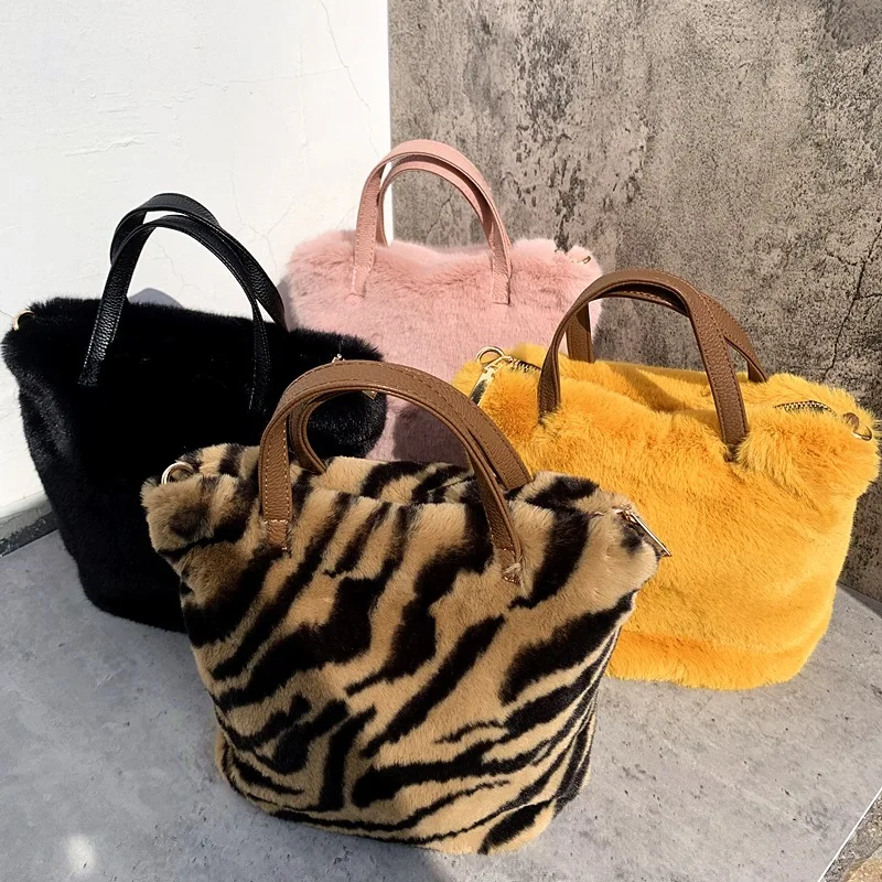 2021 handag for Picnic Fashion Unisex OEM Pattern Inside Zipper Type fluffy fur slides and handbag sets
2021 handag for Picnic Fashion Unisex OEM Pattern Inside Zipper Type fluffy fur slides and handbag sets