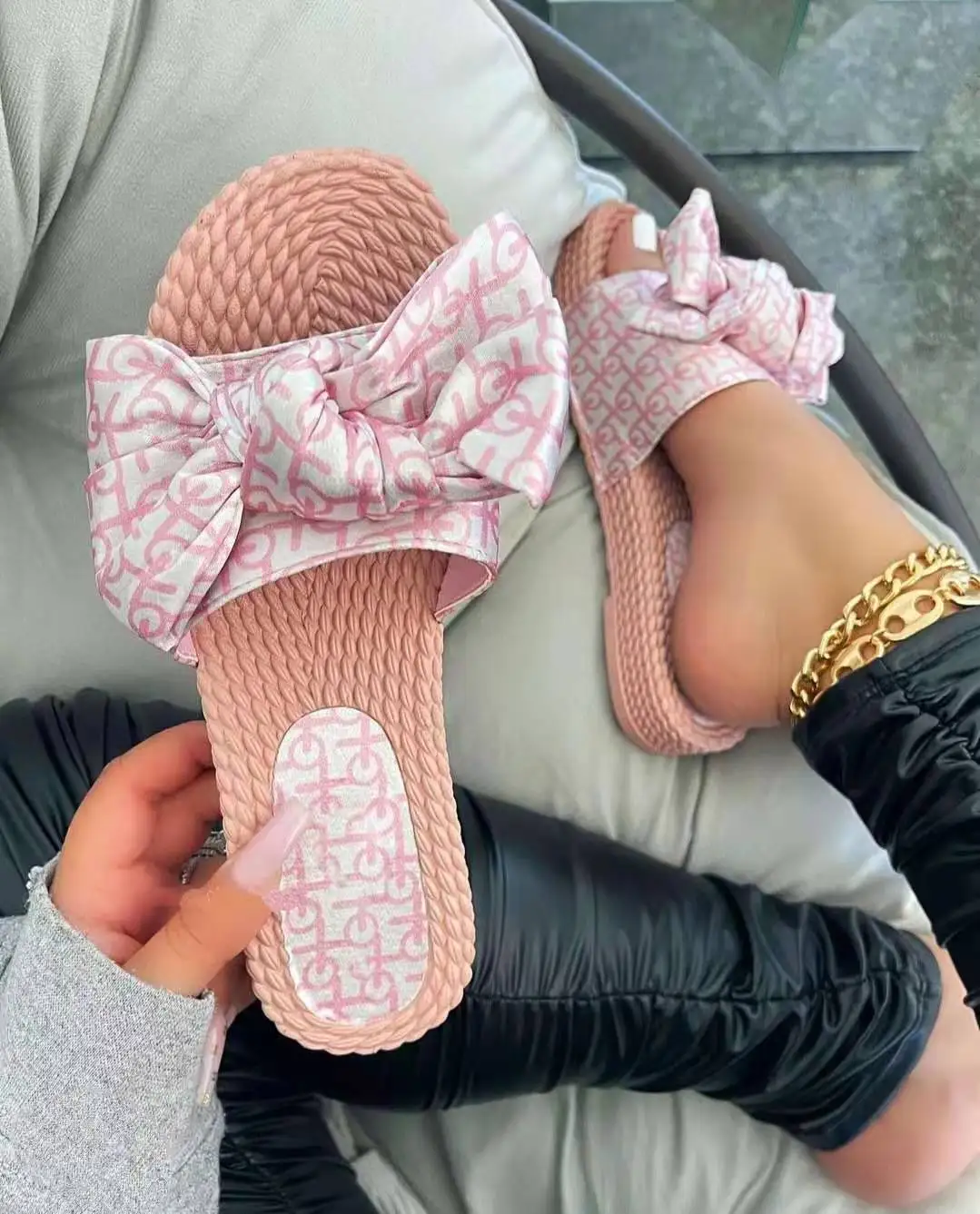 2021 summer new thick shaded patterned bow type slippers women plus size slippers round head beach sandals
2021 summer new thick shaded patterned bow type slippers women plus size slippers round head beach sandals