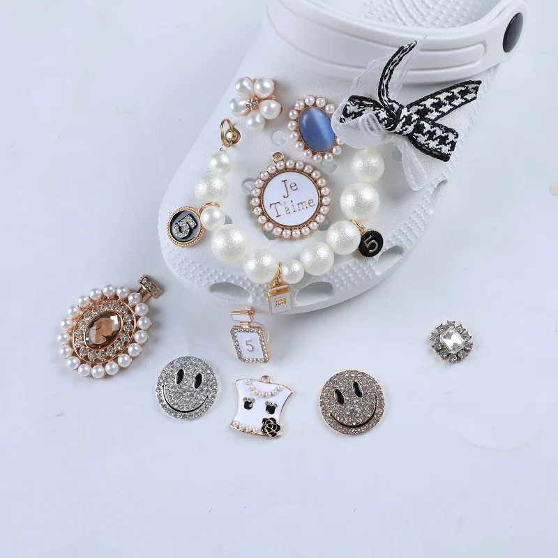 2021 Wholesale Designer Bling Custom New Pearl Rhinestone Crystal Chain Shoe Decoration Charms Gift for Crocs Shoes Sandals, Pictures shown
2021 Wholesale Designer Bling Custom New Pearl Rhinestone Crystal Chain Shoe Decoration Charms Gift for Crocs Shoes Sandals, Pictures shown