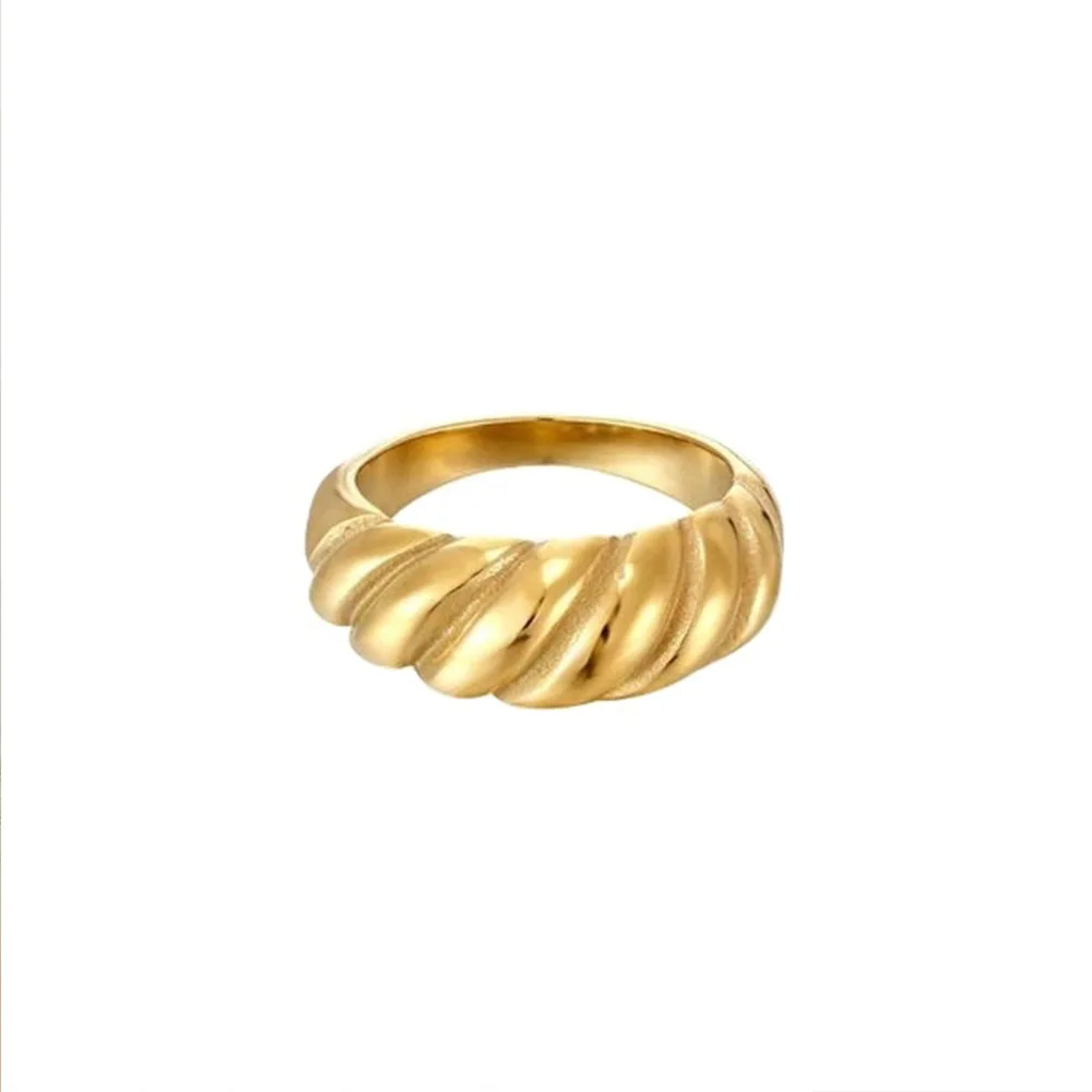 European wind 18K vacuum plated stainless steel ring French jewelry wind croissant ring lady
European wind 18K vacuum plated stainless steel ring French jewelry wind croissant ring lady