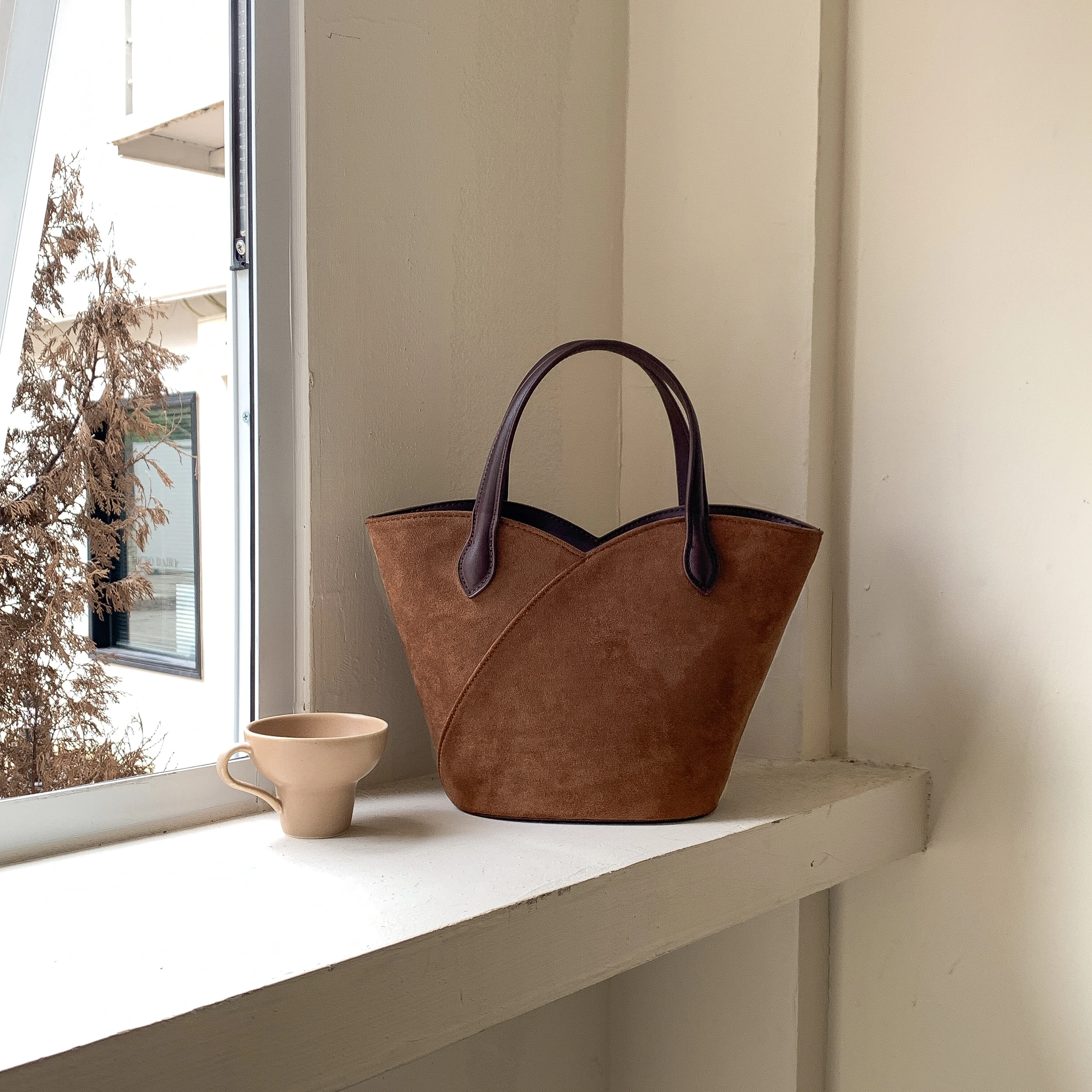 Trendy Design Advanced Handbag Faux suede Decoration Large Capacity Tote Bag Retro Style Bucket Bag for Women
Trendy Design Advanced Handbag Faux suede Decoration Large Capacity Tote Bag Retro Style Bucket Bag for Women