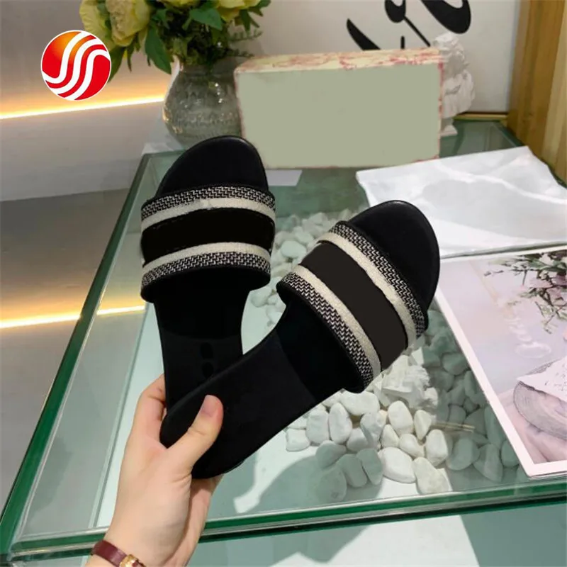 7 Colors Vintage Letter Shoes Classic Embroidery Women Non Slip Slippers Beach Sandals
7 Colors Vintage Letter Shoes Classic Embroidery Women Non Slip Slippers Beach Sandals