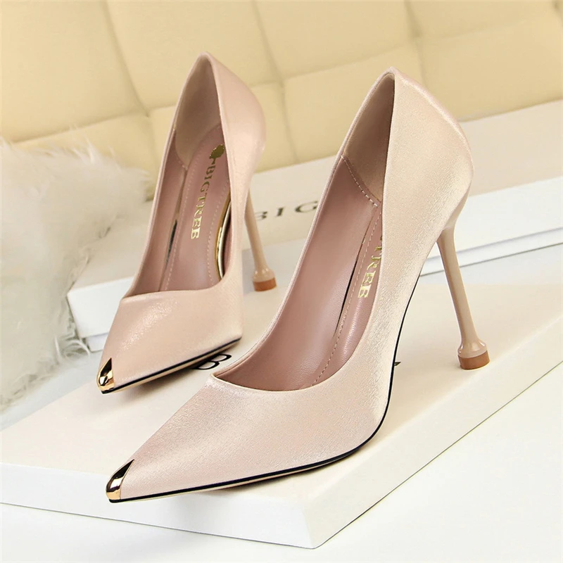 Italian Women Fashion Shoes Black Heels Red Bottoms Stiletto Shoes Sexy Heels Thin Heeled Shoes Leather Party Dress Hills
Italian Women Fashion Shoes Black Heels Red Bottoms Stiletto Shoes Sexy Heels Thin Heeled Shoes Leather Party Dress Hills
