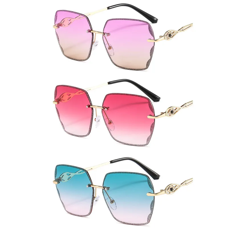 WIIPU Metal frameless new fashion and personality sunglasses embedded in shiny crystal glue decorated women's sunglasses
WIIPU Metal frameless new fashion and personality sunglasses embedded in shiny crystal glue decorated women's sunglasses
