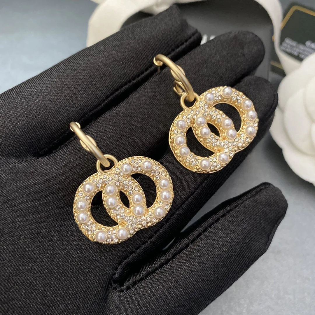 Designer earrings popular brands ladies letter hoop earrings luxury diamond earrings wholesale, Gold color
Designer earrings popular brands ladies letter hoop earrings luxury diamond earrings wholesale, Gold color