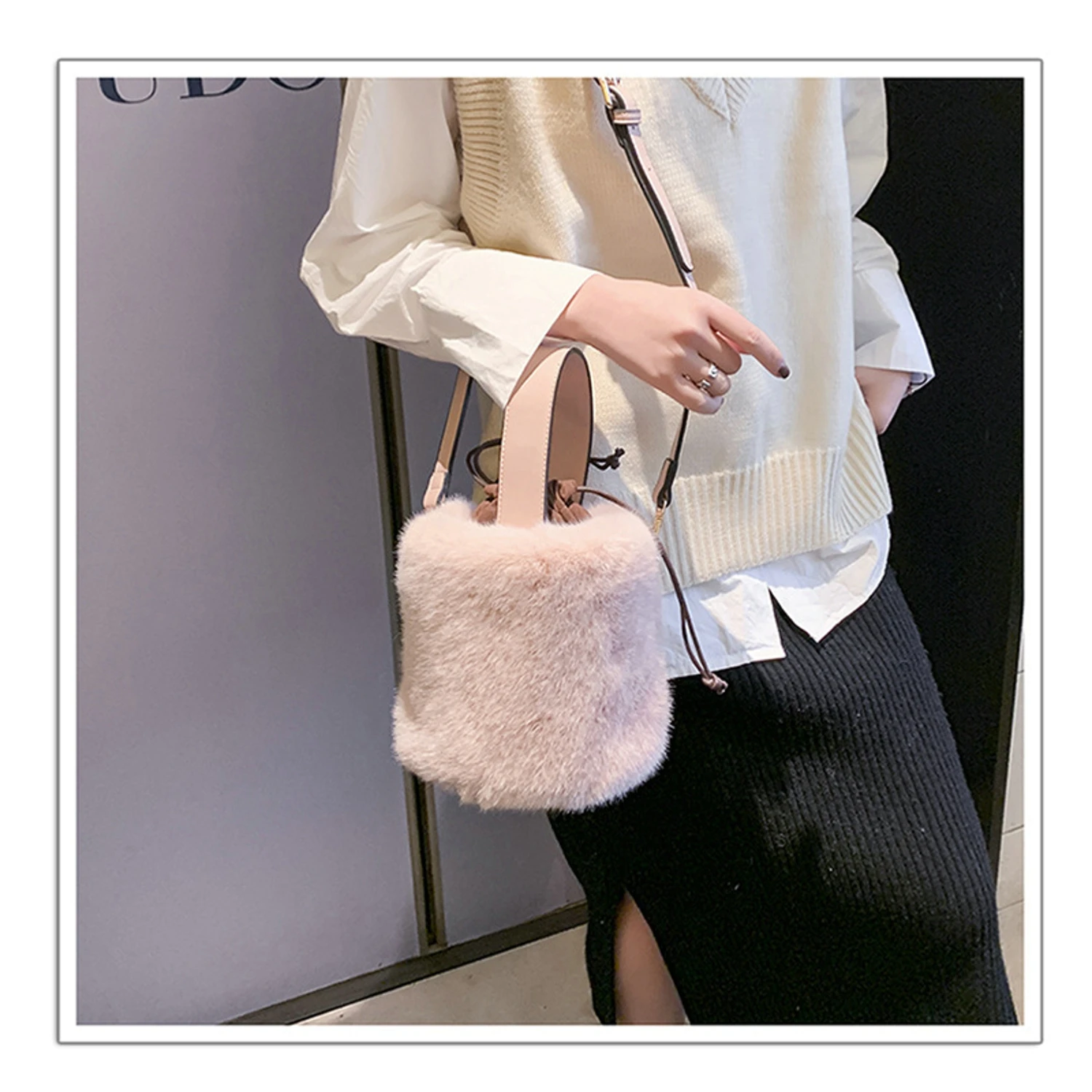 Winter Vintage Women's Tote Bags Solid Crossbody Bag Mini Fleece Bucket Fashion Designer Handbags For Girls Fur Tote Bag
Winter Vintage Women's Tote Bags Solid Crossbody Bag Mini Fleece Bucket Fashion Designer Handbags For Girls Fur Tote Bag