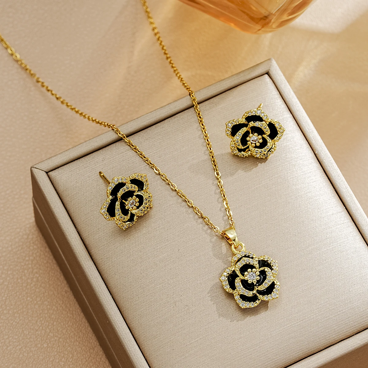 Finetoo Luxury Camellia Jewelry Set Zircon Stainless Steel Zircon Flower Necklace and Earrings Women's Wedding Party Jewelry
Finetoo Luxury Camellia Jewelry Set Zircon Stainless Steel Zircon Flower Necklace and Earrings Women's Wedding Party Jewelry